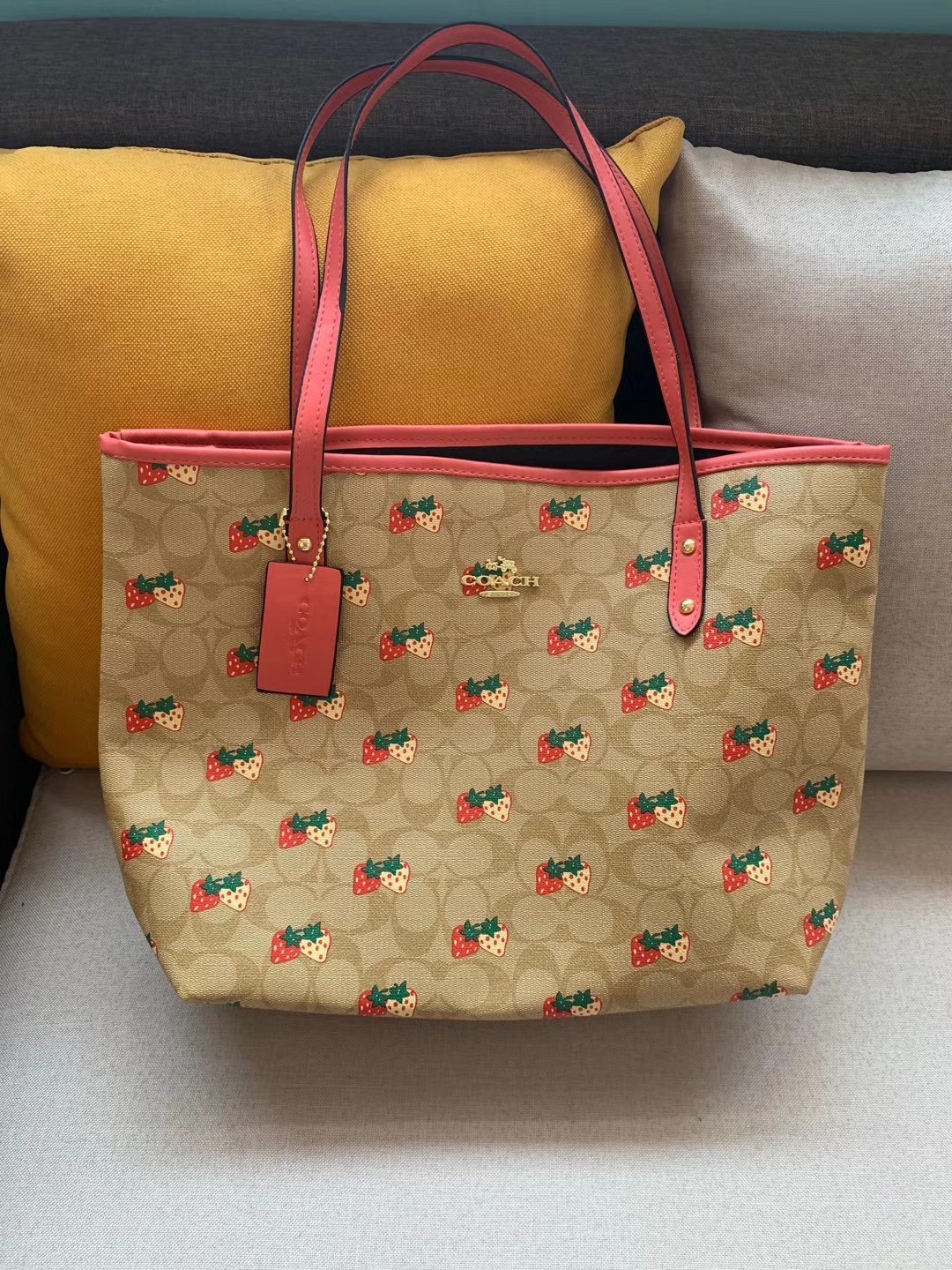 p38coach 草莓印花粉色拼卡其老花logo购物袋托特包尺寸:39*27*1