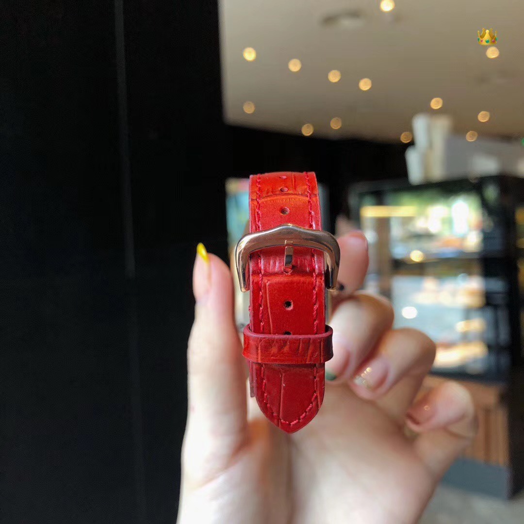 Cartier 卡地亚坦克系列女表，三种颜色