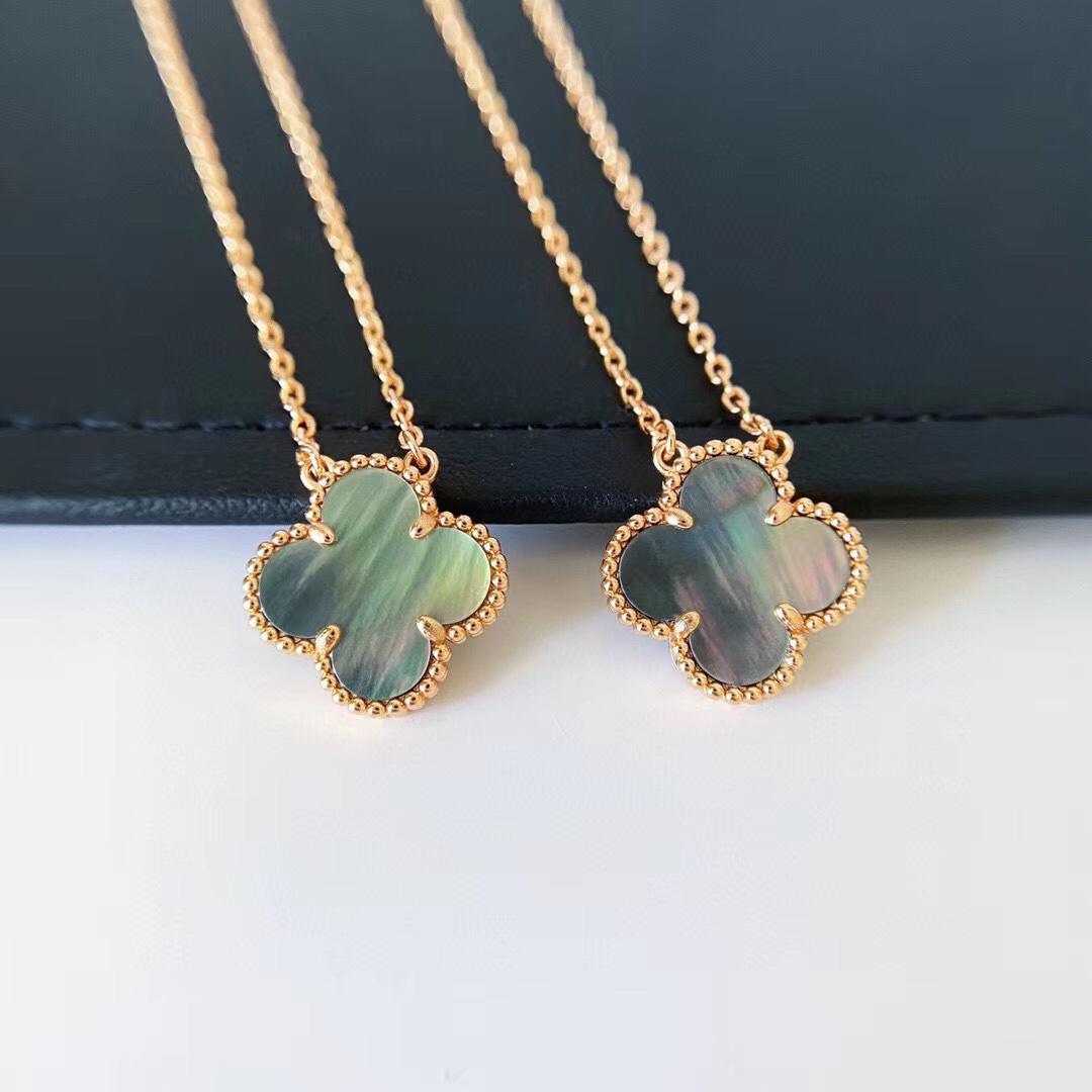 NO:101783,New 50th anniversary grey fritillaria 4-leaf clover Refractive different rainbow colors from different angles!  The four-leaf clover necklace is made of jewelry design with grey fritillaria, which makes it more purified. In artificial vision, it presents grey elegance and dignity. It is worn on a woman's chest and shows the gorgeous brilliance like a mermaid in every angle. A must-have item for the rich lady, Vac necklace, necklace19860909新款 50周年纪念款灰贝母四叶草 不同角度折射不一样的彩虹颜色！四叶草项链以灰贝母为主打的珠宝设计,则更显明媚纯洁.在人为视觉上,呈现的是灰色的淡雅与端庄,佩戴在女人的胸前,每个角度都呈现人鱼姬般绚丽光彩 富贵小姐姐的必备单品,Vac项链,necklace,Jewelry