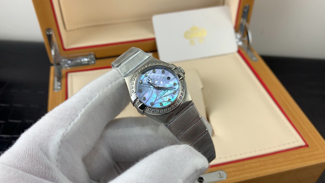 Omega 皇家 欧米茄星座系列贝壳面机械女表视频欣赏