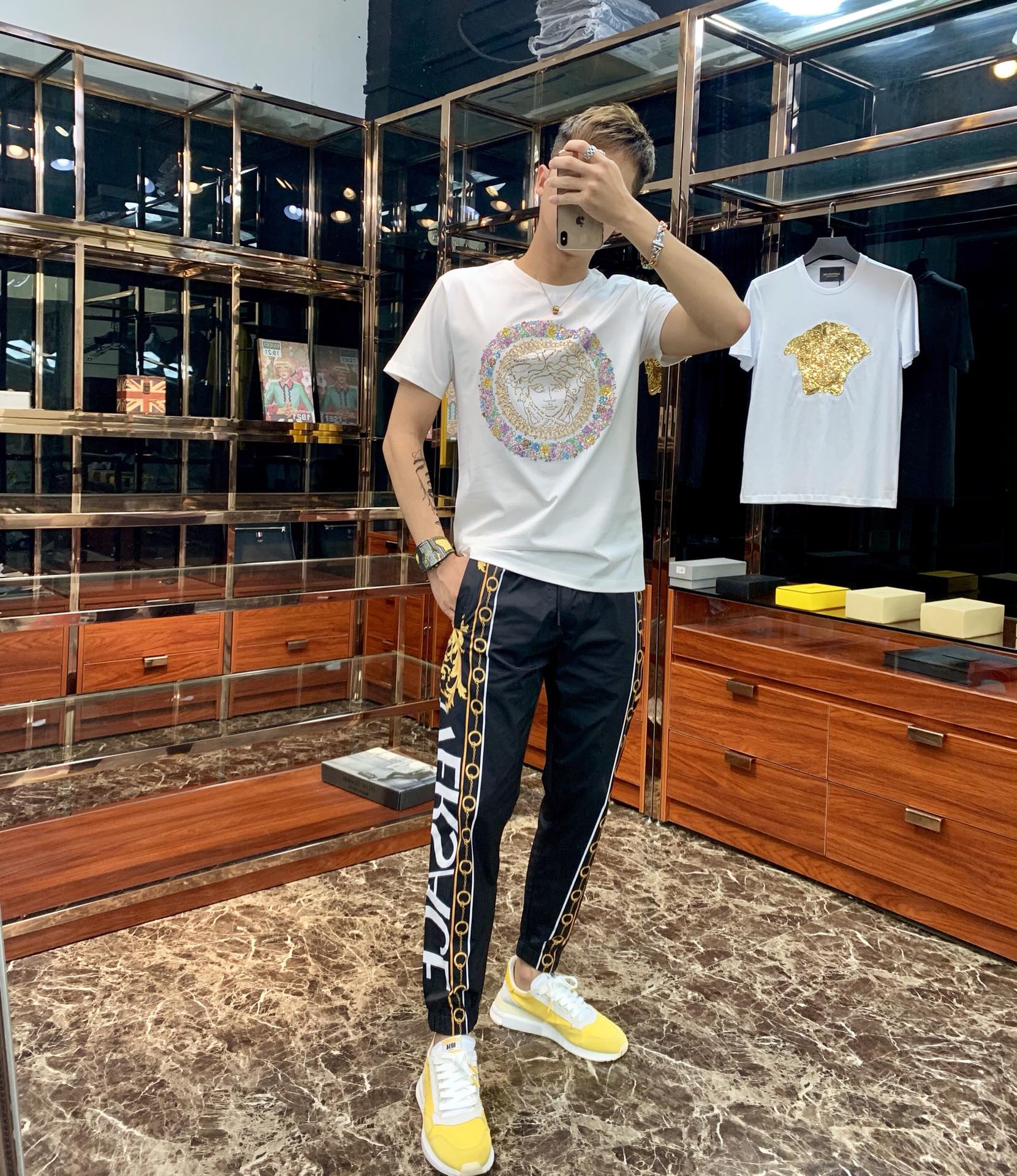 NO:127952,VERSA*E is a classic hit in the past ten thousand years; more than 9,000 Swarovski crystal diamonds in 16 colors are inlaid with different specifications and sizes. The outside is made of hibiscus flowers, with exquisite workmanship and perfect matching!  It is indeed a classic masterpiece!  The original version of the Macau counter has been developed, and every detail compares the quality of the counter!  The fabric is made of double-strand mercerized long velvet cotton; bright, straight and comfortable!  The same style for men and women!  Color black white Size M~4XL, versace, swarovski, alexander wang19860909VERSA*E 万年经典爆款；16种颜色9000多颗规格大小不一的施华洛世奇水晶钻镶嵌而成的medusa图案,外边采用芙蓉花七彩搭配,做工精致,搭配完美！不愧是经典杰作！澳门专柜原版入手开发,每一个细节对比专柜品质如一！面料采用双股丝光长绒棉打造；亮,挺,舒适！男女同款！ 颜色黑色 白色 尺码M~4XL,,versace,swarovski,alexander wang,Men's clothing