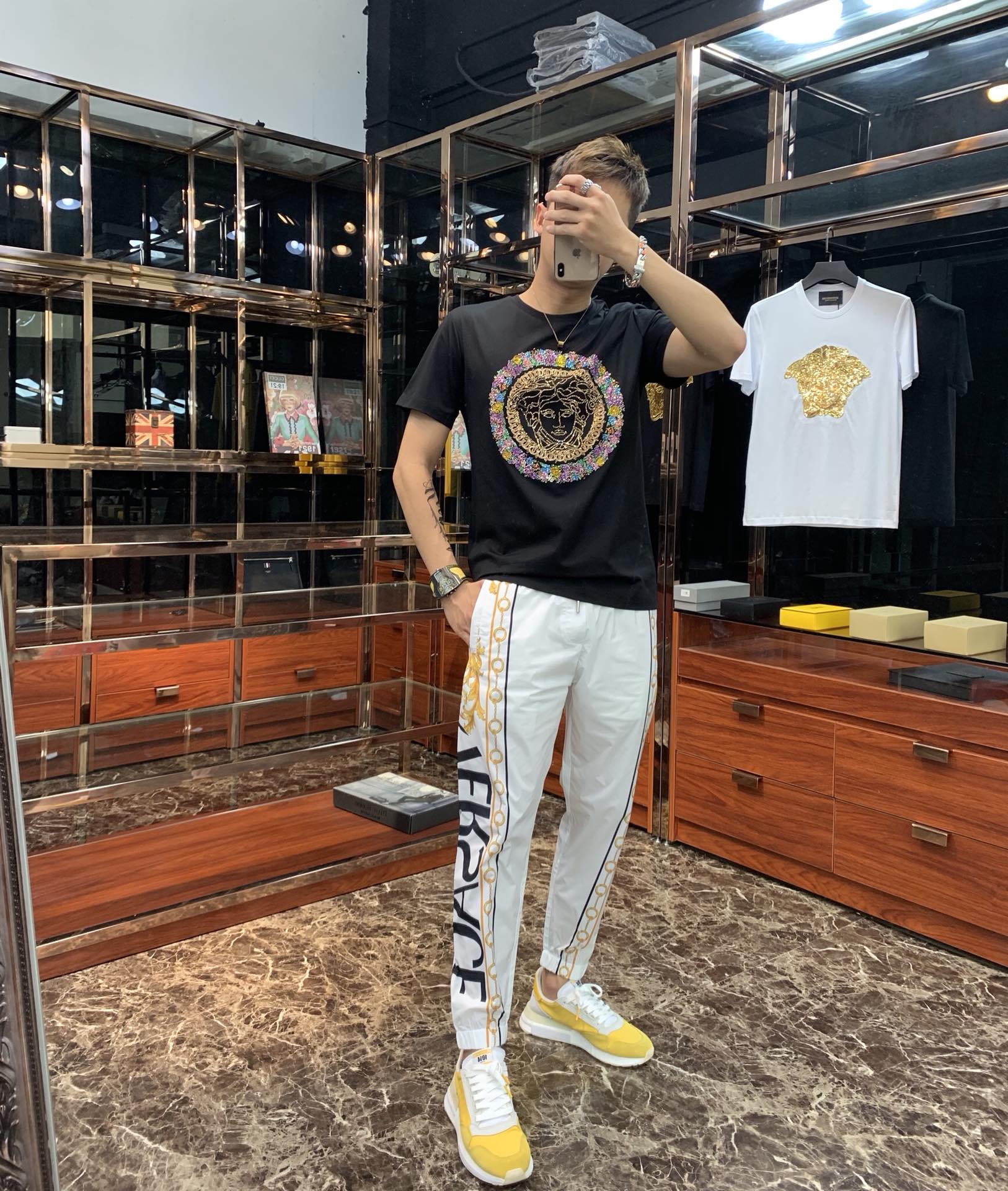 NO:150327,VERSA*E is a classic hit in the past ten thousand years; more than 9,000 Swarovski crystal diamonds in 16 colors are inlaid with different specifications and sizes. The outside is made of hibiscus flowers, with exquisite workmanship and perfect matching!  It is indeed a classic masterpiece!  The original version of the Macau counter has been developed, and every detail compares the quality of the counter!  The fabric is made of double-strand mercerized long velvet cotton; bright, straight and comfortable!  The same style for men and women!  Color black white Size M~4XL, versace, swarovski, alexander wang19860909VERSA*E 万年经典爆款；16种颜色9000多颗规格大小不一的施华洛世奇水晶钻镶嵌而成的medusa图案,外边采用芙蓉花七彩搭配,做工精致,搭配完美！不愧是经典杰作！澳门专柜原版入手开发,每一个细节对比专柜品质如一！面料采用双股丝光长绒棉打造；亮,挺,舒适！男女同款！ 颜色黑色 白色 尺码M~4XL,,versace,swarovski,alexander wang,Men's clothing