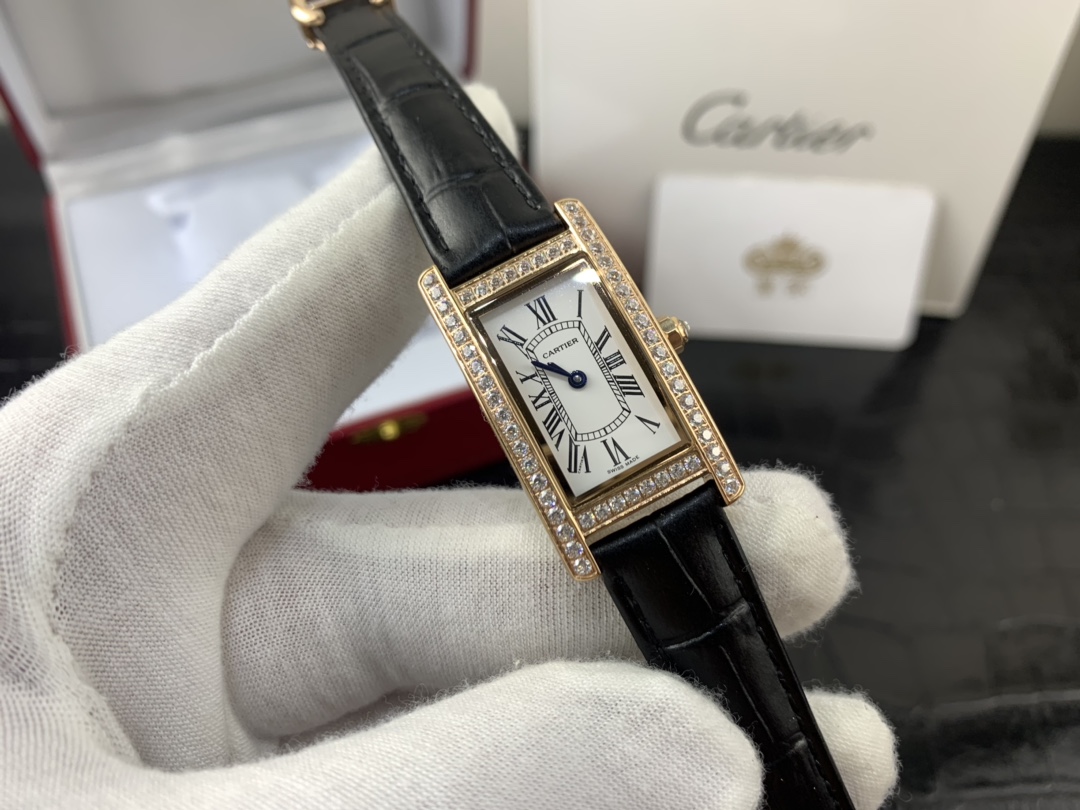 Cartier 皇家 卡地亚坦克系列镶钻女表
