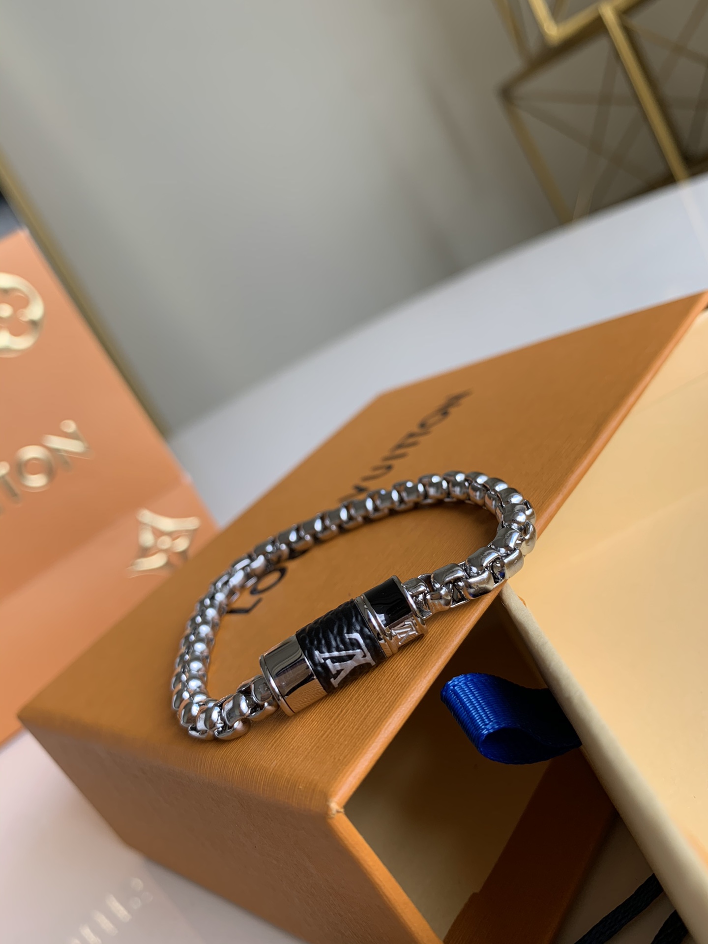 NO:395906,lv new bracelet for men and women, LV [original leather], louis vuitton, bracelet19860909lv 新款手链 男款 女款都有,LV【原厂皮】,louis vuitton,bracelet,Bag