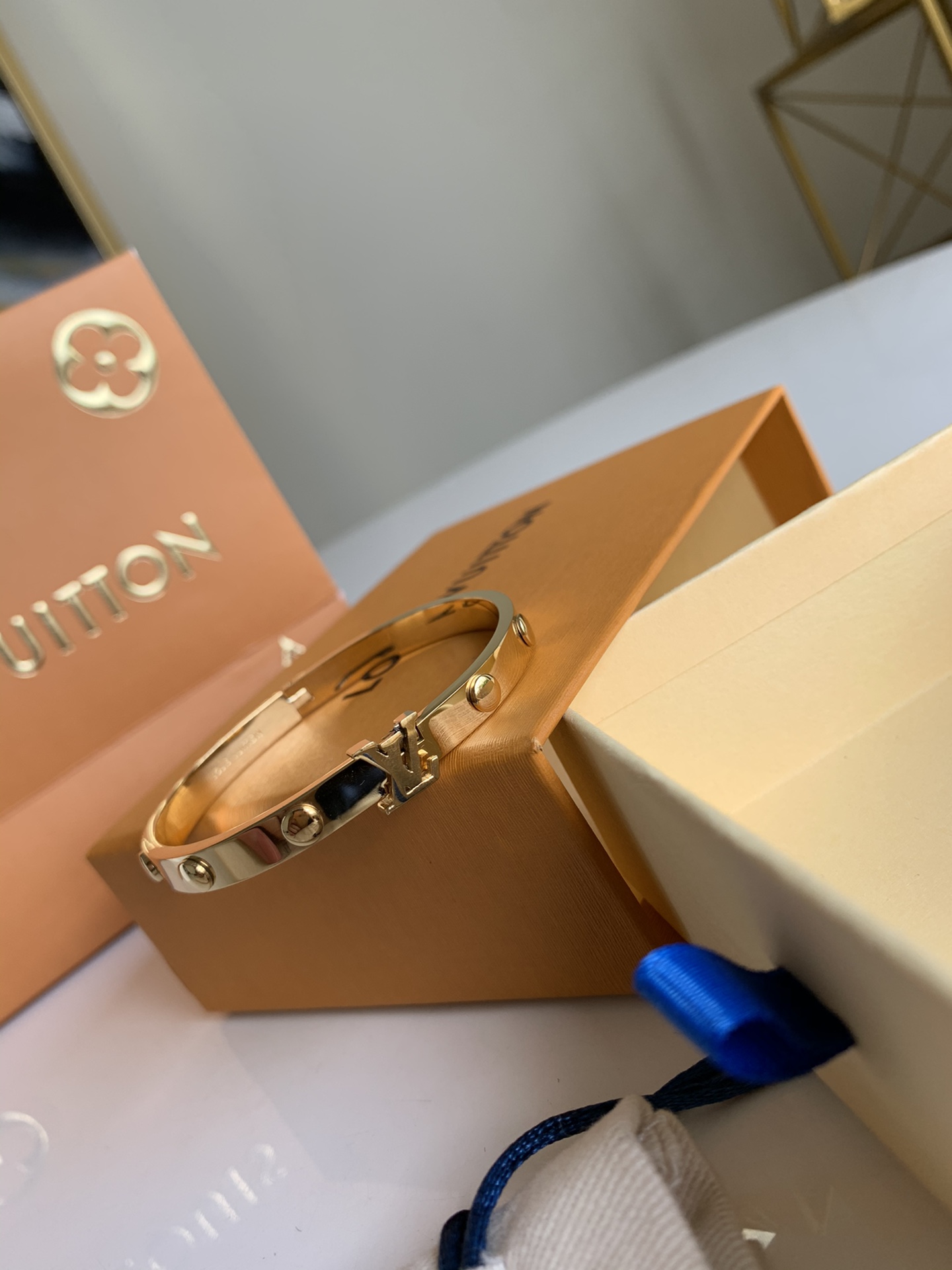 NO:395909,lv new bracelet, LV [original leather], louis vuitton,bracelet19860909lv 新款手镯,LV【原厂皮】,louis vuitton,bracelet,Bag