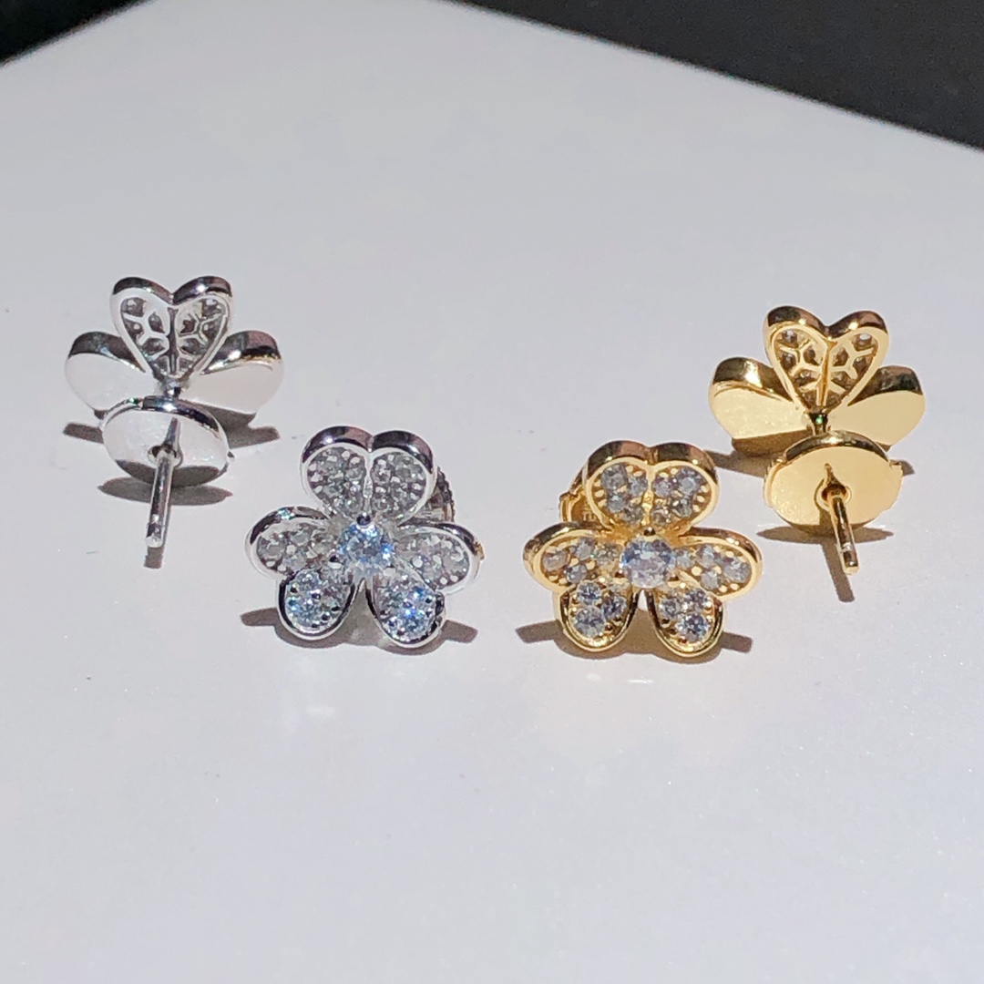 NO:102847,Vca Clover Earrings/Rings. With careful babies, the blooming petals on the side were very surprised to find that they looked like a love-like shape!  Moreover, the flowers are three-dimensional curves, not ordinary!  ,Vac stud earrings VcA ring,ring19860909Vca 三叶草耳钉/戒指 有细心的宝宝们,侧身绽放的花瓣非常惊喜地发现,神似爱心造型哦！而且花朵是立体的弧度,不是平平无奇的！,Vac耳钉VcA戒指,ring,Jewelry