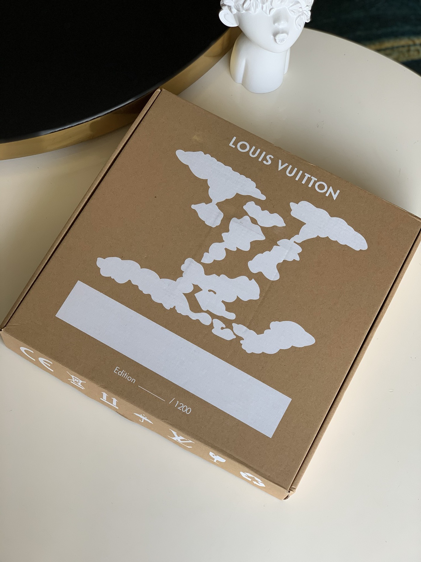 NO:395898,[Exclusive real shot] The clock walking upside down - VIP of the autumn and winter show - the second hand and minute hand of the clock are all reverse - represents the creativity and concept of the new season. It has great collection value I., LV [original skin], louis vuitton19860909【独家实拍】倒着走的时钟 -秋冬秀场的VIP -时钟的秒针分针时针都是逆向 -代表着新一季的创意和理念 极具收藏价值 I.,LV【原厂皮】,louis vuitton,Bag