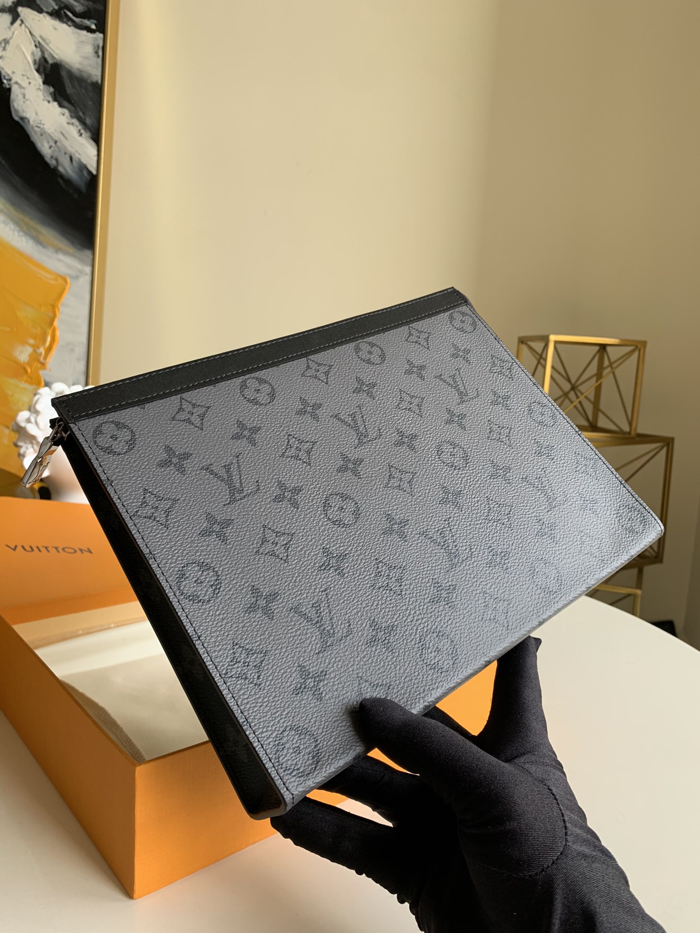 NO:395916,【Exclusive real photo M69535】Pochette Voyage medium clutch bag uses Monogram Eclipse canvas and Monogram Eclipse Reverse canvas to blend in depth, making the leather trim and zipper perfectly flexible design, and can also be included in the travel handbag size 27.0×21.0×3.0.cm U.,LV [original leather],louis vuitton,versace,handbag19860909【独家实拍M69535】Pochette Voyage 中号手拿包以 Monogram Eclipse 帆布和 Monogram Eclipse Reverse 帆布呈现深浅交融,再令皮革饰边和拉链完善灵动设计,亦可收入旅行手袋尺寸27.0×21.0×3.0.cm U.,LV【原厂皮】,louis vuitton,versace,handbag,Bag