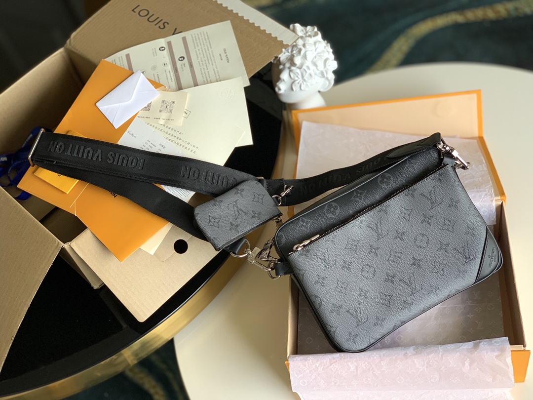 NO:395918,【Exclusive real photo M69443】Three-piece Pochette Trio Postman Bag Series Pochette Men's three-in-one handbag is made of two classic canvas, the iconic gray pattern in the same tone highlights the lines of this multi-functional building design. In addition to the function of a traditional crossbody handbag, it also comes with a removable zipper bag and a coin wallet attached to the strap. Size25x18x4cm Z.600, LV [original leather], louis vuitton, wallets19860909【独家实拍M69443】三件套Pochette Trio 邮差包系列 Pochette 男士三合一手袋由两种经典帆布制成,标志性的同色调灰色图案凸显此多功能拼搭设计品的线条,除具备传统斜挎手袋的功能外、另配可脱卸拉链袋和附于包带上的零钱包,size25x18x4cm Z.600,LV【原厂皮】,louis vuitton,wallets,Bag