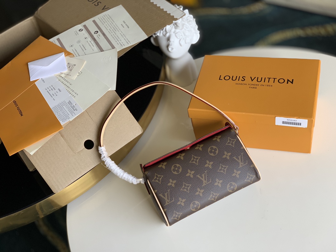 NO:395920,【Exclusive real photo M51163】Boutique, look at the details, it is really good to make, look at the leather, it is very grainy, medieval series, box bag, made of Monogram canvas, can be held by hand, shoulder and back. It is equipped with non-removable shoulder straps and removable metal chains. It is elegant and noble when carrying it on weekdays.-Magnet adsorption buckle-brass accessories-natural calfskin trim-flat inner bag-. Size 21*6*12 X.,LV [original leather],louis vuitton,cowhide19860909【独家实拍M51163】精品 看细节 做的真好 看皮料 颗粒感十足好 中古系列 盒子包 以Monogram 帆布制成,可手拿,肩背两用.配有不可拆卸式肩带和可拆卸金属链条.平日携带,典雅高贵.- 磁铁吸附搭扣-黄铜配件-天然小牛皮饰边-扁平内袋-.尺寸21*6*12 X.,LV【原厂皮】,louis vuitton,cowhide,Bag