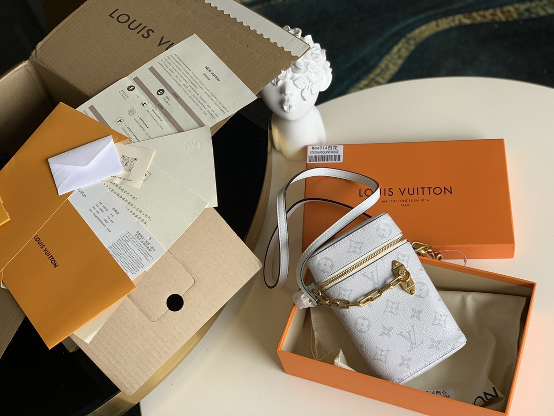 NO:395926,[Exclusive real shot M44914] Phone Box is the fashion you want, the surprise you want, the output you want, the review you want, it is really a surprise!  If all mini size bags are exquisite, then the Phone Box is casual, and this kind of casualness is also stylish~ In the black, white and gray bags all over the streets, this presbyopia is easy to wear clothes and is unique. In this era when you can travel around the world with only one mobile phone, the Phone Box is simply crazy. The counter is nowhere to be stocked, and the purpose of buying a bag is already at the bottom. Moreover, this bag is small and large at the same time~ The redefinition of the Phone Box bag weakens the traditional use and gender restrictions of the bag, and highlights the role of accessories. Carrying a presbyopia Phone box adds more fun and has nowhere to put it~ Phone Box ————Make you fashionable and different!  Size 10.5x17x5cm. U.550, LV [original leather], louis vuitton19860909【独家实拍M44914】Phone Box 是你要的时尚,你要的惊喜,你要的输出,你要的复盘,它真的太惊喜！ 如果说所有mini size的包是精致,那么Phone Box就是随性,这种不拘小节的率性也敲有范儿~ 在满大街的黑白灰通勒包里,这抹老花既好搭衣服又与众不同.Phone Box 在这个只带一部手机就能走天下的时代里,简直是疯掉了,专柜已经毫无现货可言,买包的宗旨里能装已经排在末位了,何况这款包同时做到了小巧容量大呢~ Phone Box包重新定义,弱化了包包的传统用途跟性别限制,更突出了配饰作用.拎上一只老花Phone box 更添趣味性,满满无处安放的魅力~ Phone Box ————让你时髦大不同！尺寸10.5x17x5cm. U.550,LV【原厂皮】,louis vuitton,Bag