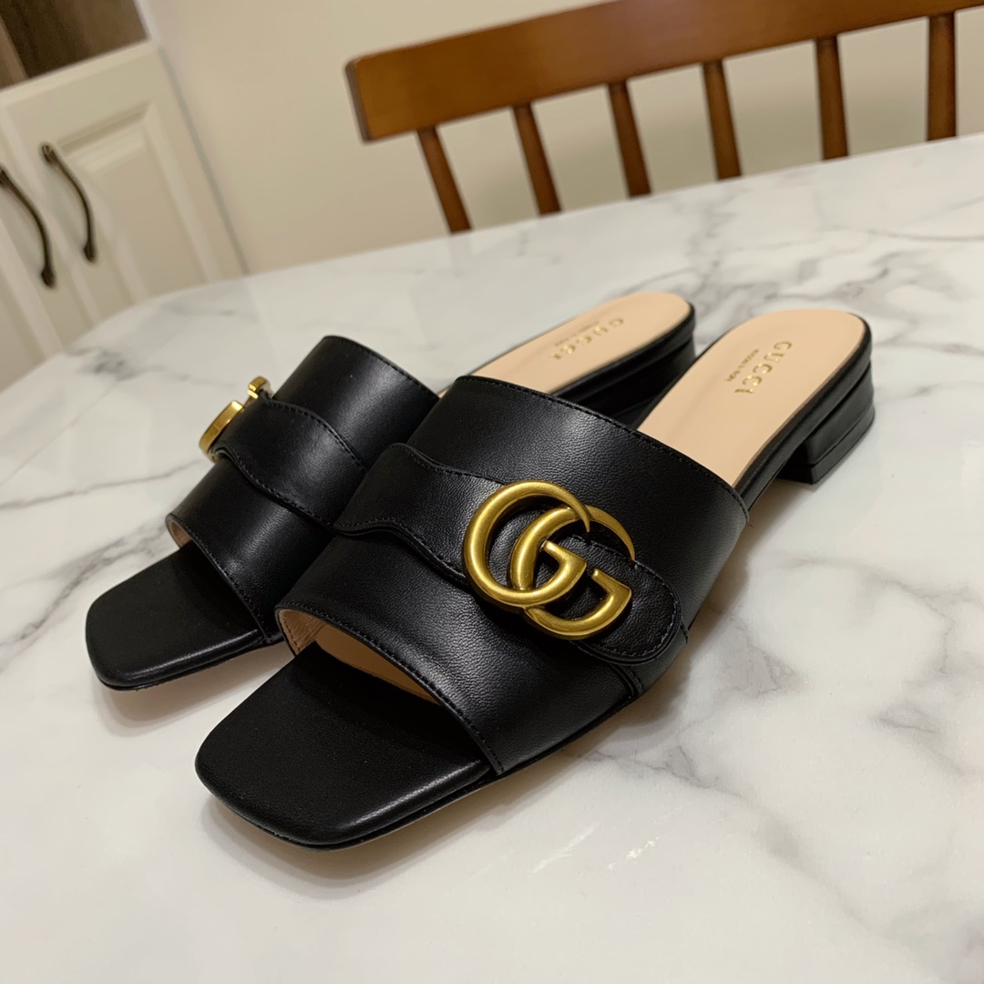 NO:692615,Gucci square toe thick heel sandals, classic saddle buckle combination, consistently fashionable, simple, elegant and versatile. The upper is made of mixed sheepskin, the lining is water-dyed sheepskin, the genuine leather outsole, the original developed hardware buckle, the heel height is 1.5CM, the size is 35-39 (34.40.41.42.43 is custom-made, non-returnable), slippers, gucci, slippers, sheepskin, Leather soles19860909Gucci 古奇 方头粗跟凉拖鞋,经典马鞍扣搭配,一贯的时尚.简约.大气.百搭 鞋面为混种羊皮,里垫为水染羊皮,真皮大底,原版开发五金饰扣 跟高1.5CM 码数35—39码（34.40.41.42.43码订做,不退换）,拖鞋,gucci,slippers,sheepskin,Leather soles,Women's Shoes