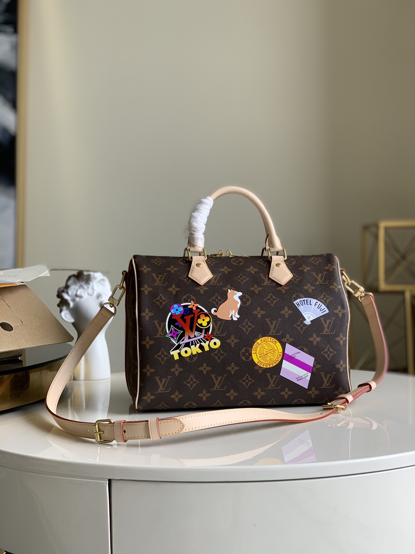 NO:395930,【Exclusive real photo M40391 silk screen】SPEEDY 30 handbag (with shoulder straps) Speedy 30 handbag is a perfect urban handbag. The iconic shape and classic Monogram canvas, plus a variety of carrying methods and luxurious natural cowhide add a fashionable and avant-garde feel to the bag. Size: 30x21x17 cm S., LV [original leather], louis vuitton, cowhide19860909【独家实拍M40391丝印】SPEEDY 30 手袋（配肩带） Speedy 30 手袋是一款完美的都市手袋. 标志性的造型与经典的 Monogram 帆布,加之多种携带方式和奢华的天然牛皮饰边为该包平添一份时尚前卫之感,尺寸:30x21x17 cm S.,LV【原厂皮】,louis vuitton,cowhide,Bag