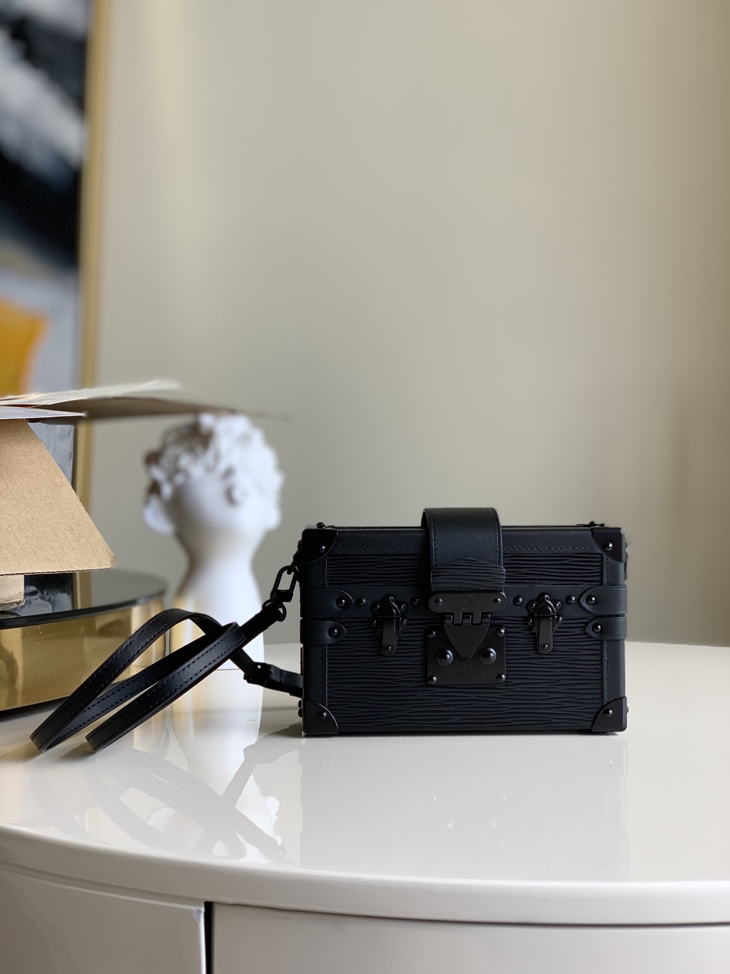 NO:395934,【Exclusive real shot M55859】Reward price Box etite Malle handbag uses solid color Ei leather and matte metal parts to interpret the contemporary style, the iconic S-lock lock and hard box style buckle tells the trendy proposition. Size 20.0x 12.5x 5.0 cm .599,LV [original leather],louis vuitton19860909【独家实拍M55859】回馈价 盒子etite Malle 手袋以纯色 Ei 皮革与哑光金属件演绎当代风范,标志性 S-lock 锁扣与硬箱风格搭扣讲述潮流主张. 尺寸20.0x 12.5x 5.0 cm .599,LV【原厂皮】,louis vuitton,Bag