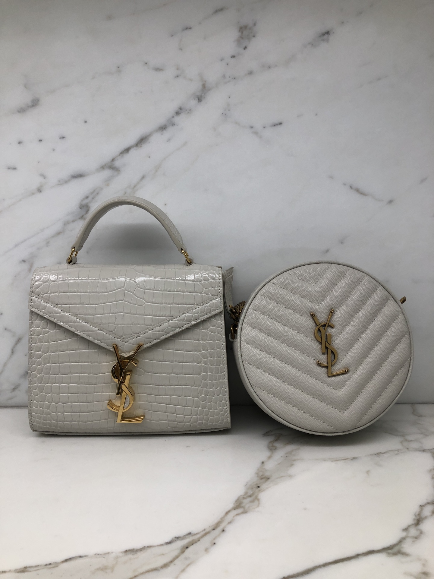 YSL 𝐂𝐚𝐬𝐬𝐚𝐧𝐝𝐫𝐚 Mini 20CM 鳄鱼纹手拎包 602716白色/金扣
