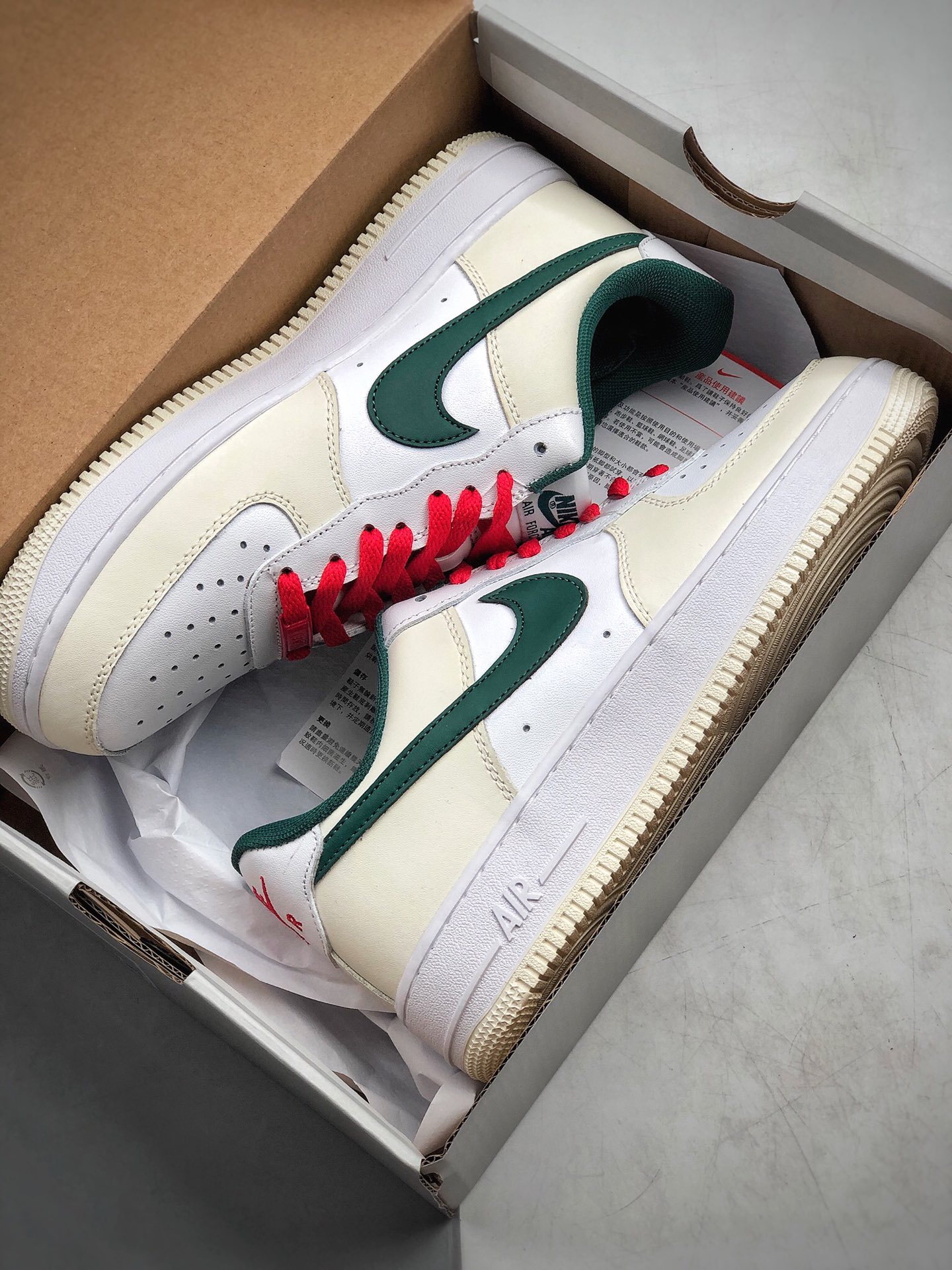 180  耐克Nike 空军一号运动休闲板鞋  货号：FF0902-012