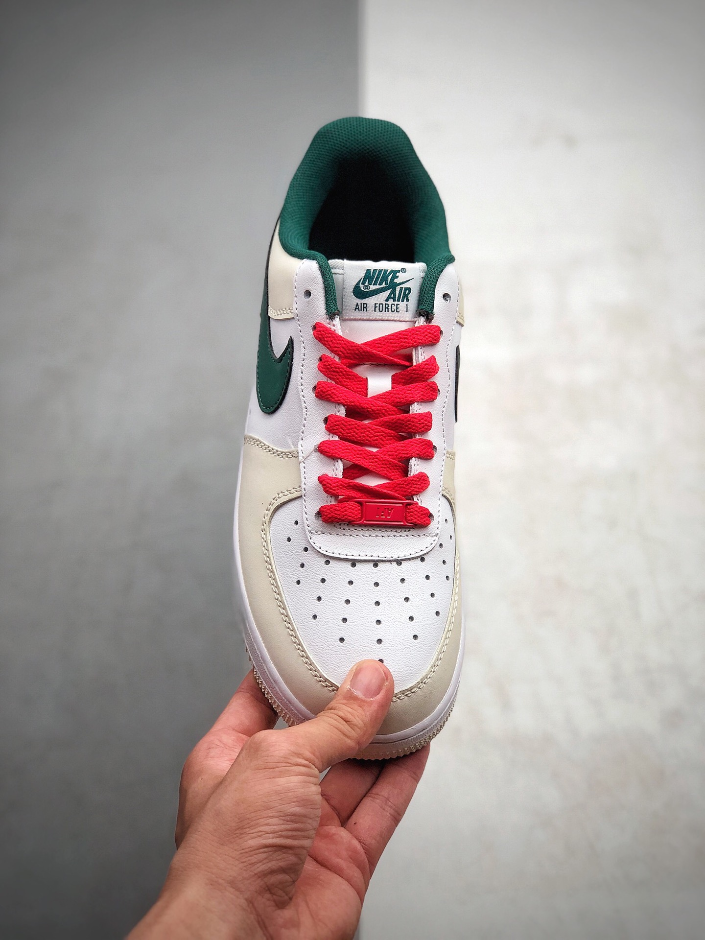 180  耐克Nike 空军一号运动休闲板鞋  货号：FF0902-012