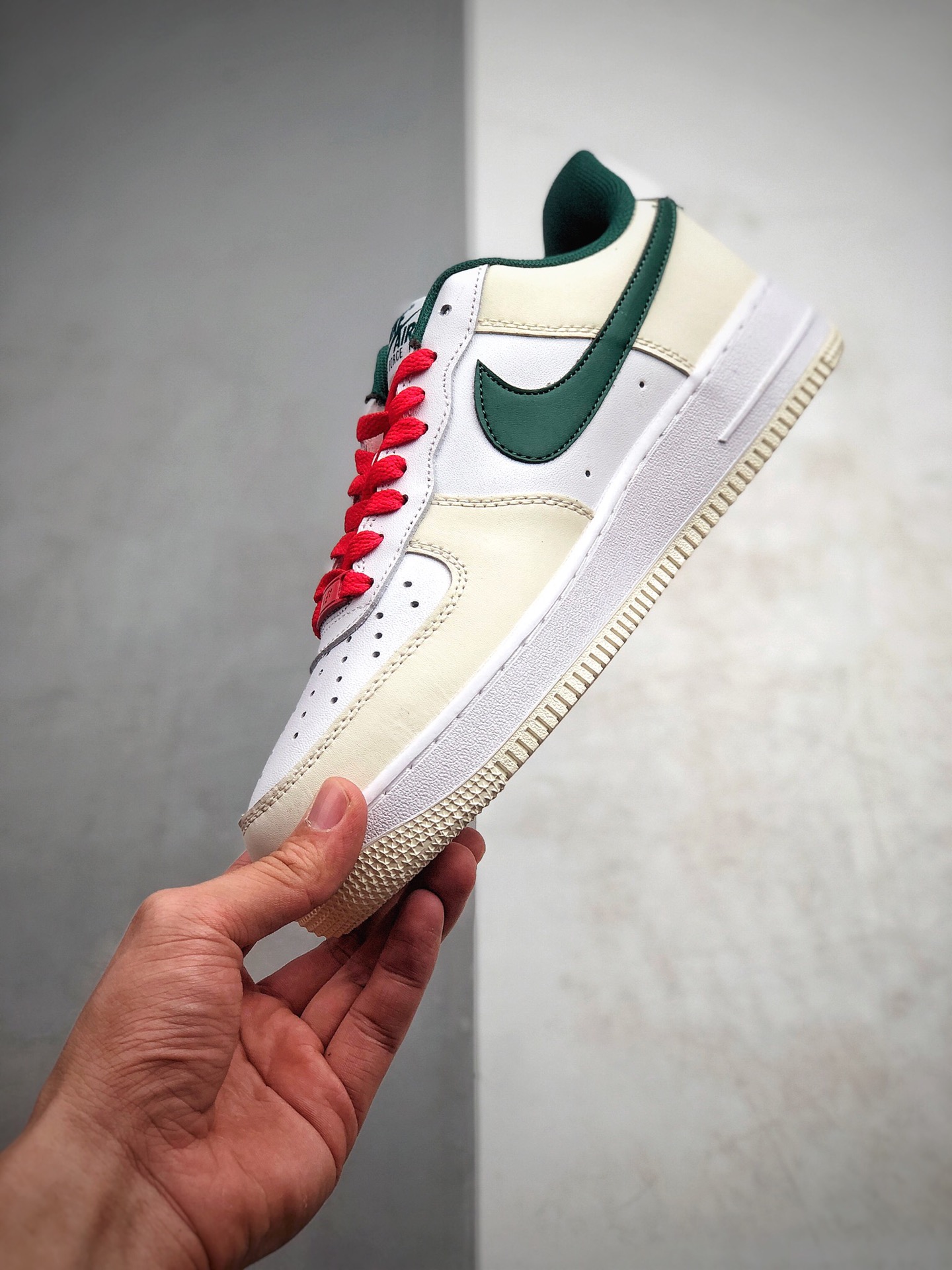 180  耐克Nike 空军一号运动休闲板鞋  货号：FF0902-012