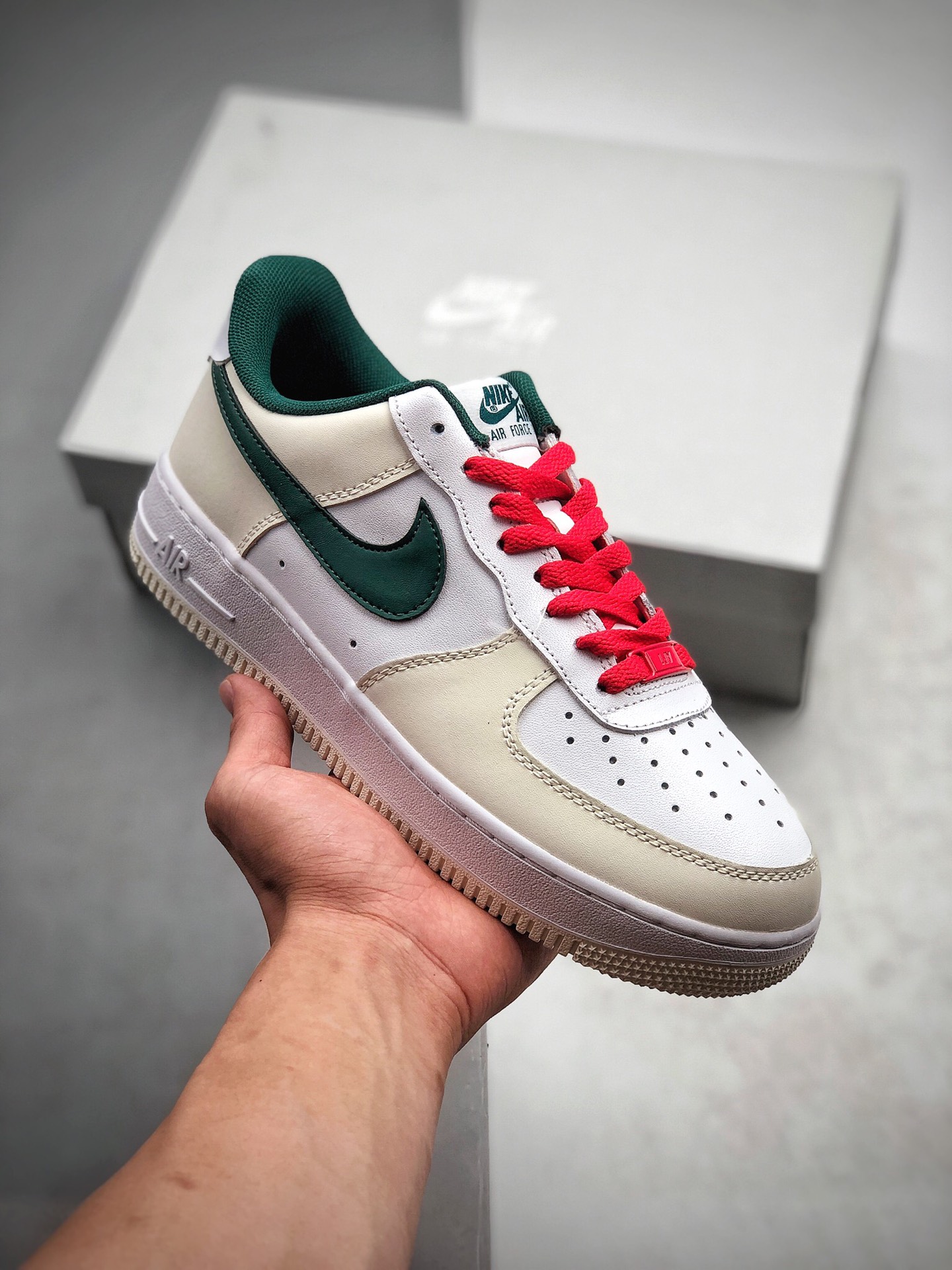 180  耐克Nike 空军一号运动休闲板鞋  货号：FF0902-012