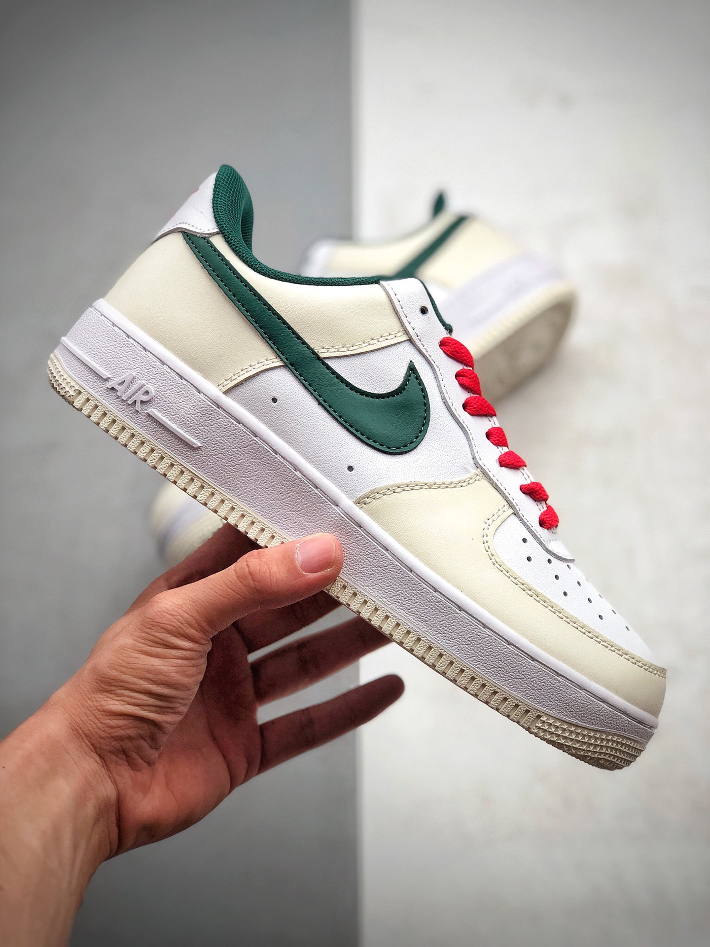 180  耐克Nike 空军一号运动休闲板鞋  货号：FF0902-012