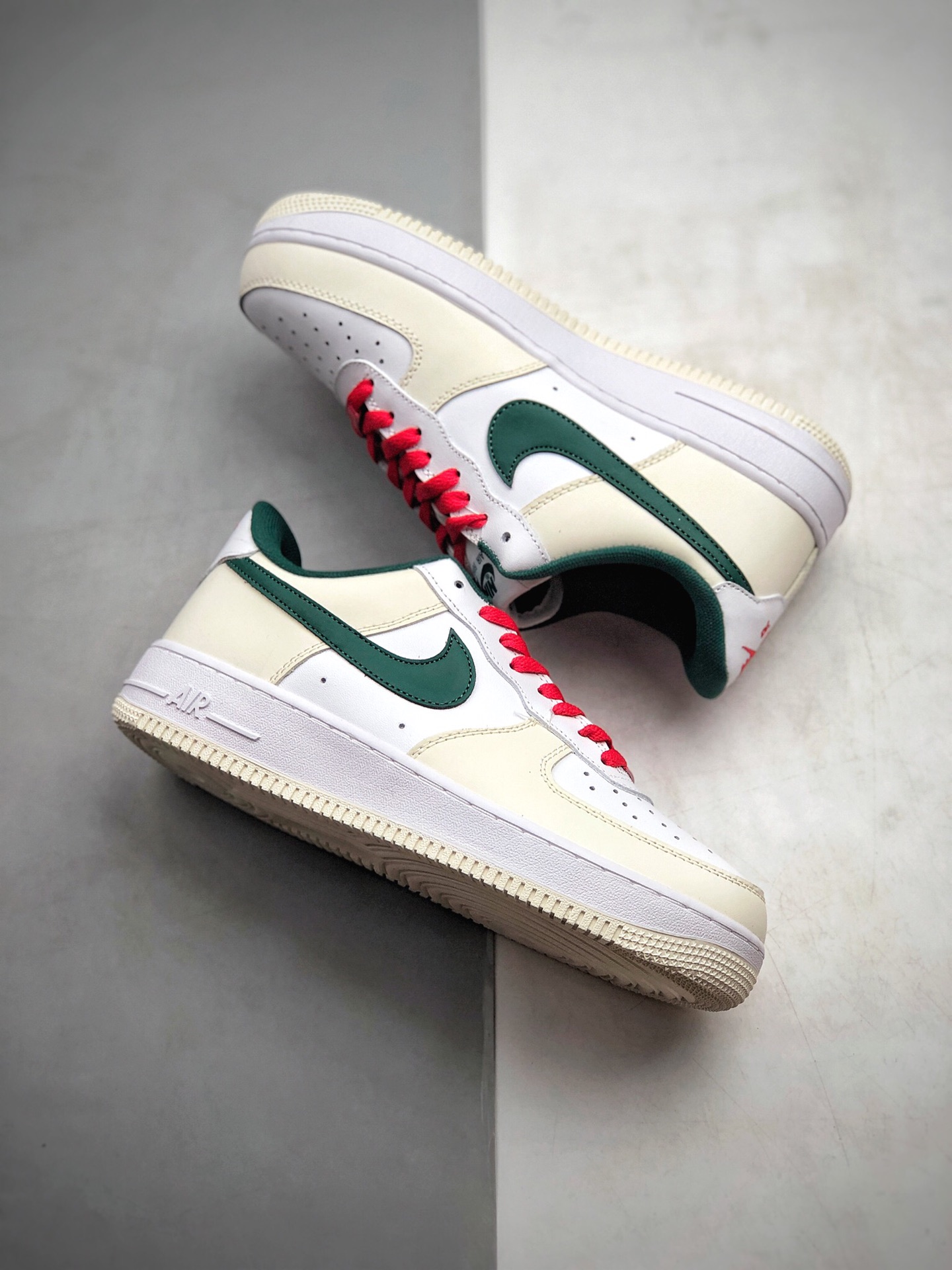 180  耐克Nike 空军一号运动休闲板鞋  货号：FF0902-012
