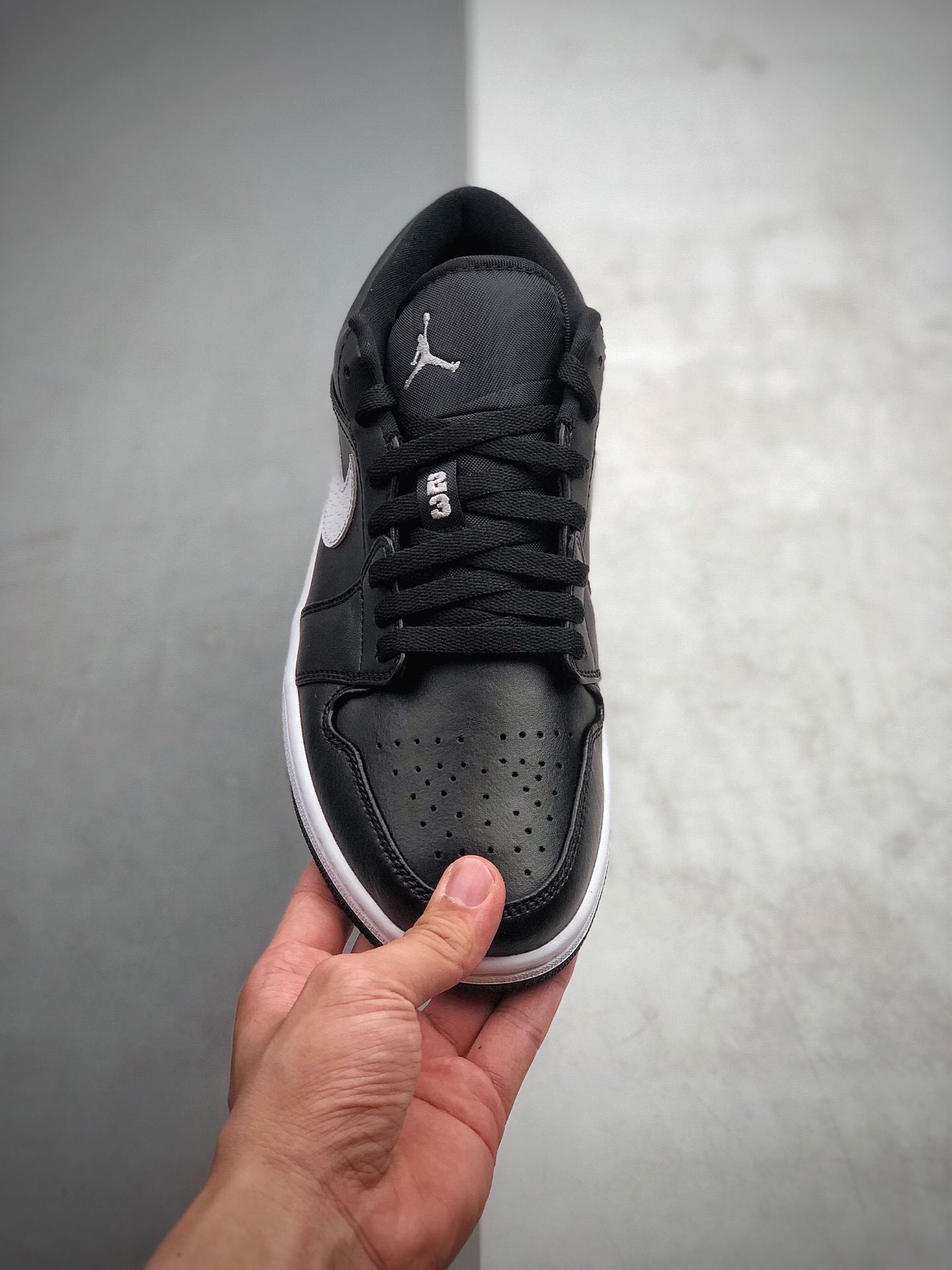 230 公司级 Air Jordan 1 Low 黑白 小熊猫 黑底白色刺绣 Jumpman Logo AO9944-001