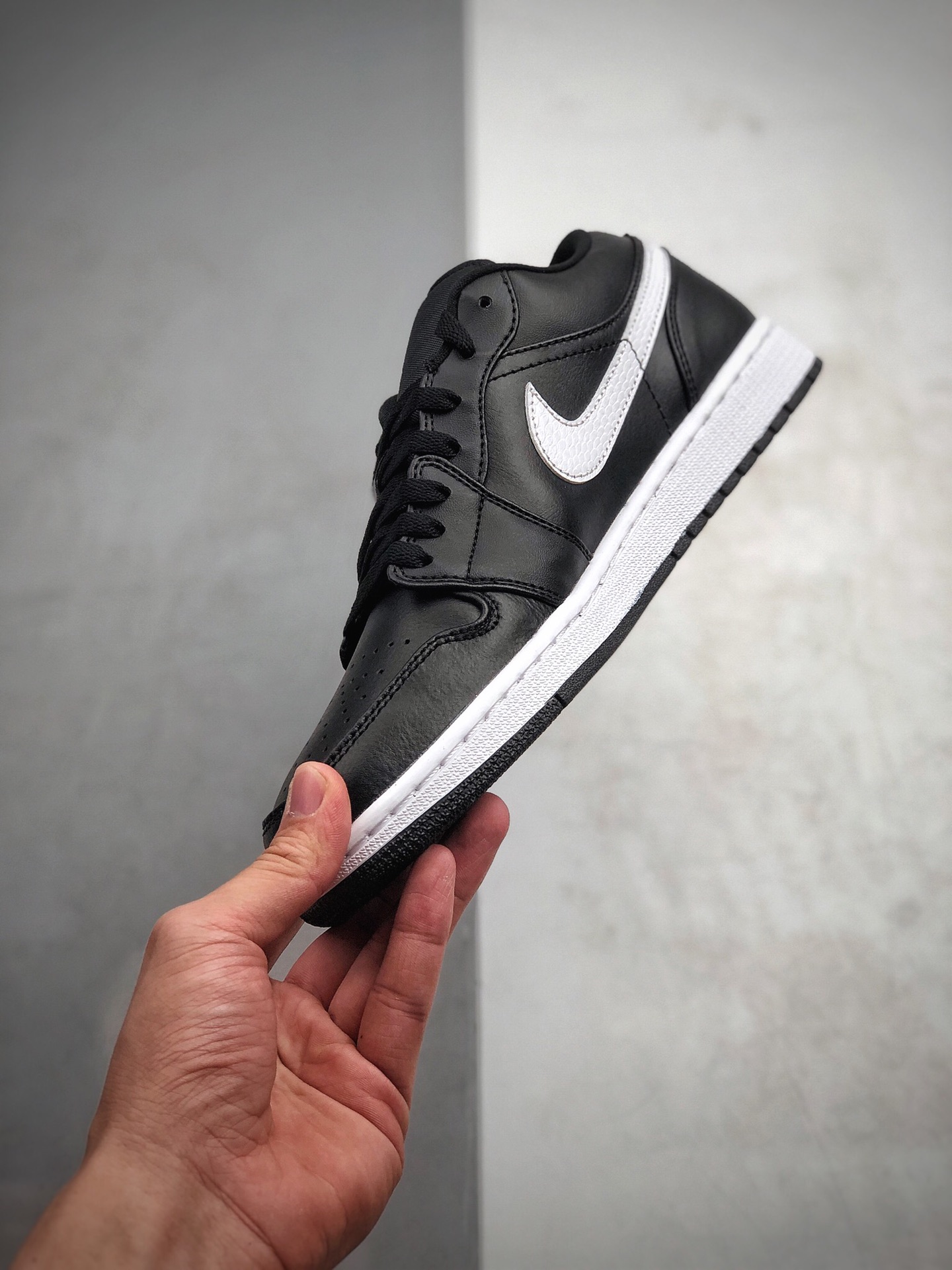 230 公司级 Air Jordan 1 Low 黑白 小熊猫 黑底白色刺绣 Jumpman Logo AO9944-001