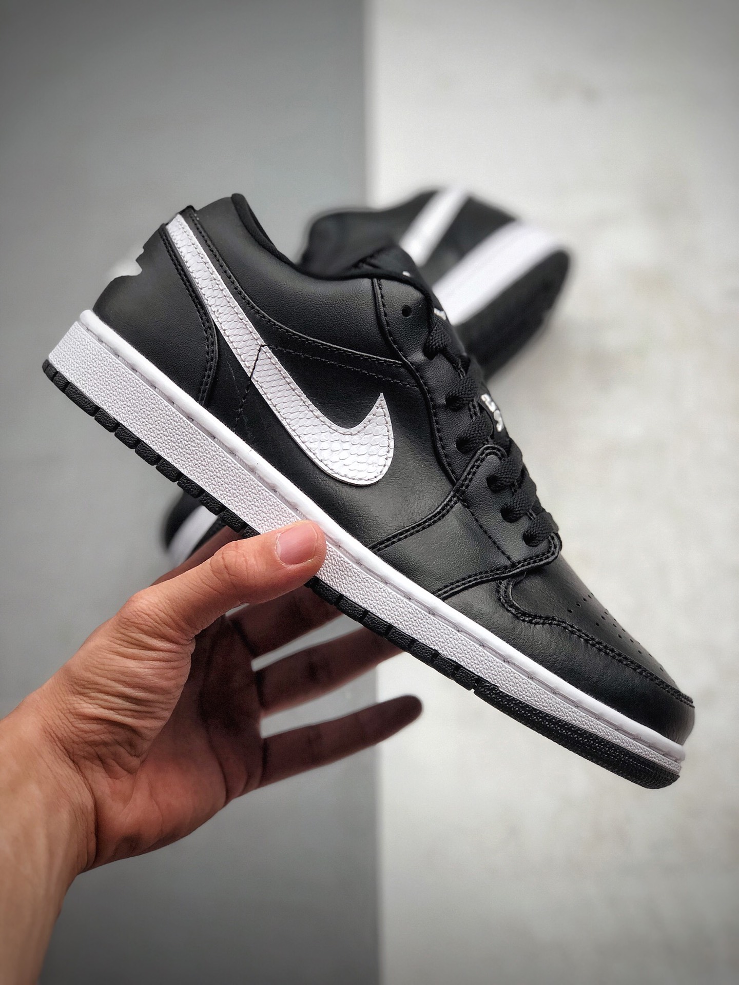 230 公司级 Air Jordan 1 Low 黑白 小熊猫 黑底白色刺绣 Jumpman Logo AO9944-001