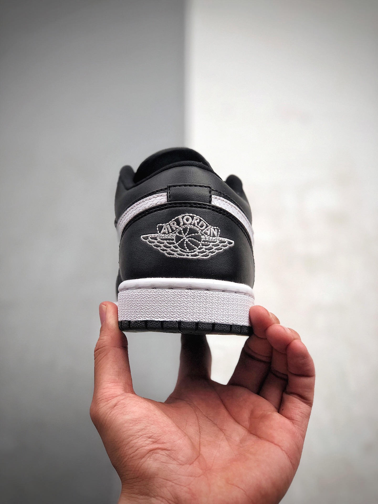 230 公司级 Air Jordan 1 Low 黑白 小熊猫 黑底白色刺绣 Jumpman Logo AO9944-001
