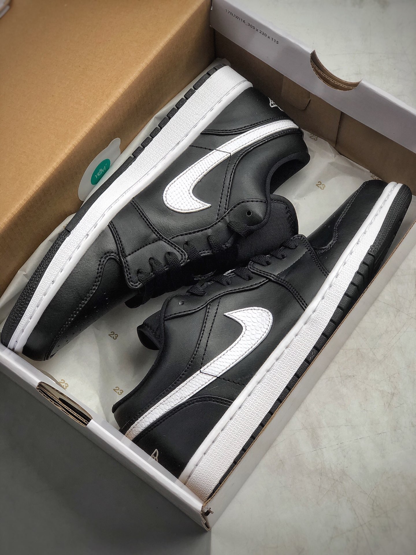 230 公司级 Air Jordan 1 Low 黑白 小熊猫 黑底白色刺绣 Jumpman Logo AO9944-001