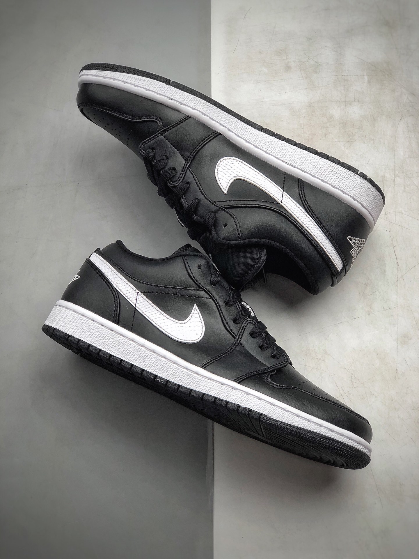 230 公司级 Air Jordan 1 Low 黑白 小熊猫 黑底白色刺绣 Jumpman Logo AO9944-001