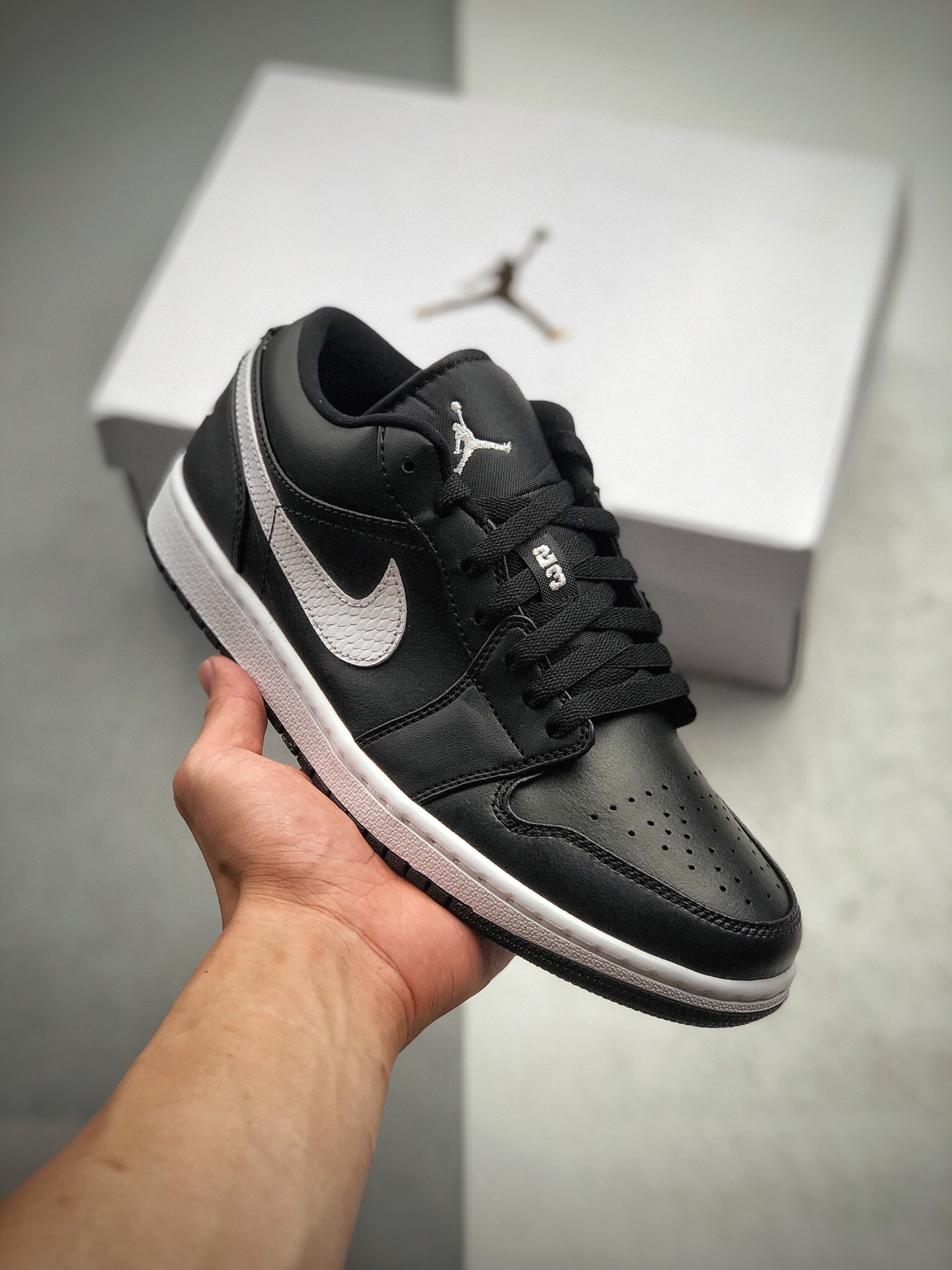 230 公司级 Air Jordan 1 Low 黑白 小熊猫 黑底白色刺绣 Jumpman Logo AO9944-001