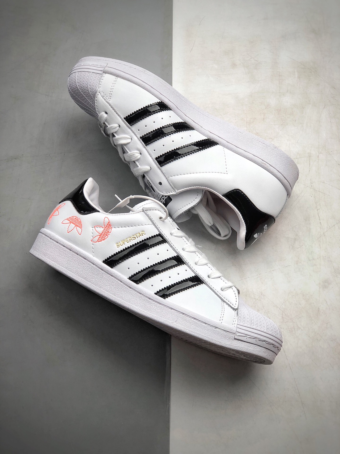 160  阿迪达斯 Adidas Stan Smith“白金LOGO” 三叶草贝壳头 50周年 电绣三叶草logo点缀  货号：FX2246