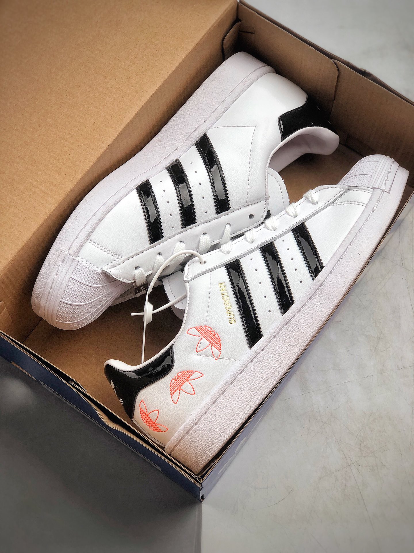 160  阿迪达斯 Adidas Stan Smith“白金LOGO” 三叶草贝壳头 50周年 电绣三叶草logo点缀  货号：FX2246