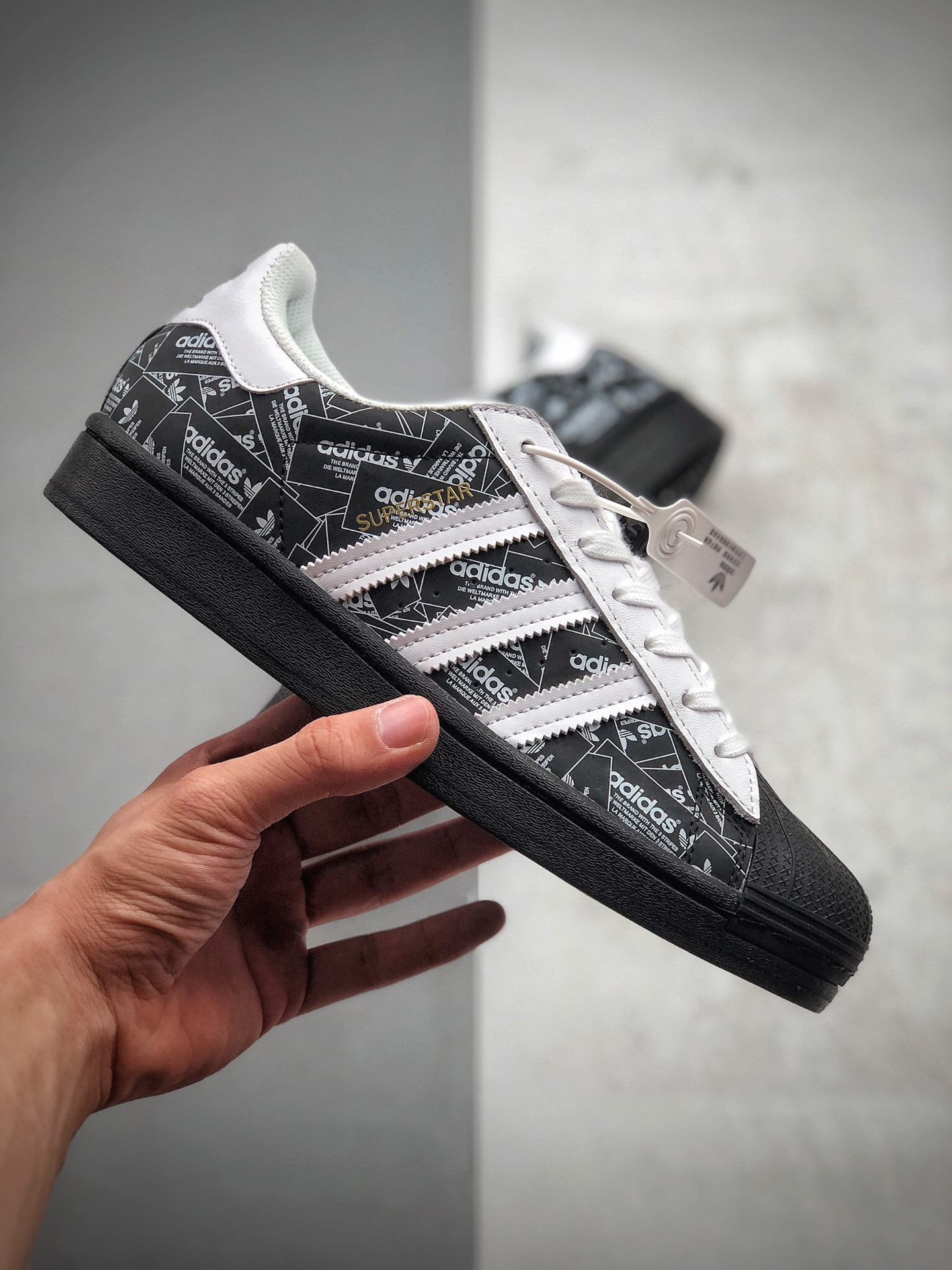 160  贝壳头50周年 adidas originals Superstar 满印logo 3M反光炸街款 陈奕迅代言款 三叶草 SUPERSTAR男女经典运动鞋 货号：FV2820