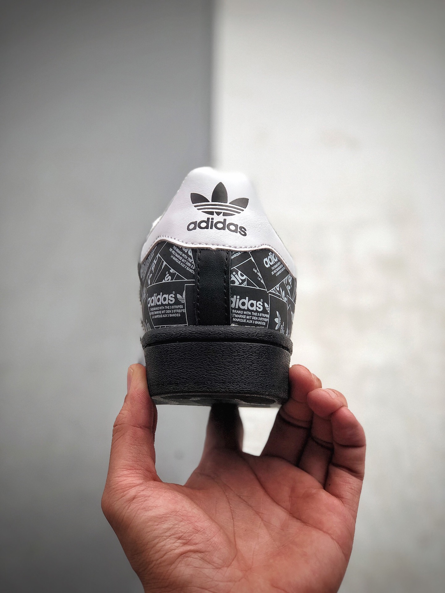 160  贝壳头50周年 adidas originals Superstar 满印logo 3M反光炸街款 陈奕迅代言款 三叶草 SUPERSTAR男女经典运动鞋 货号：FV2820