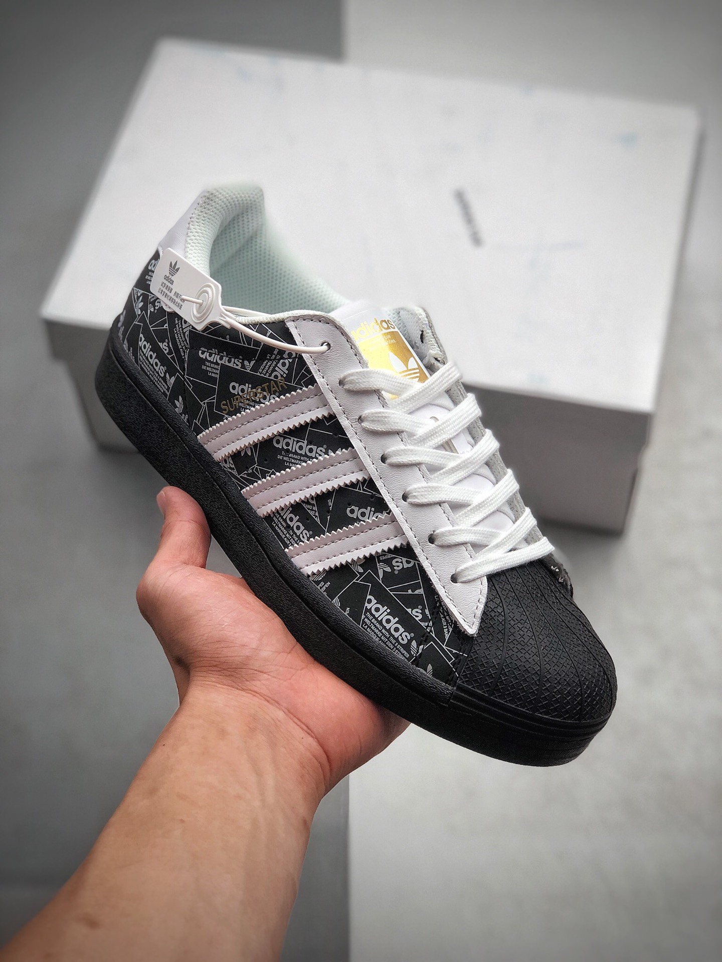 160  贝壳头50周年 adidas originals Superstar 满印logo 3M反光炸街款 陈奕迅代言款 三叶草 SUPERSTAR男女经典运动鞋 货号：FV2820