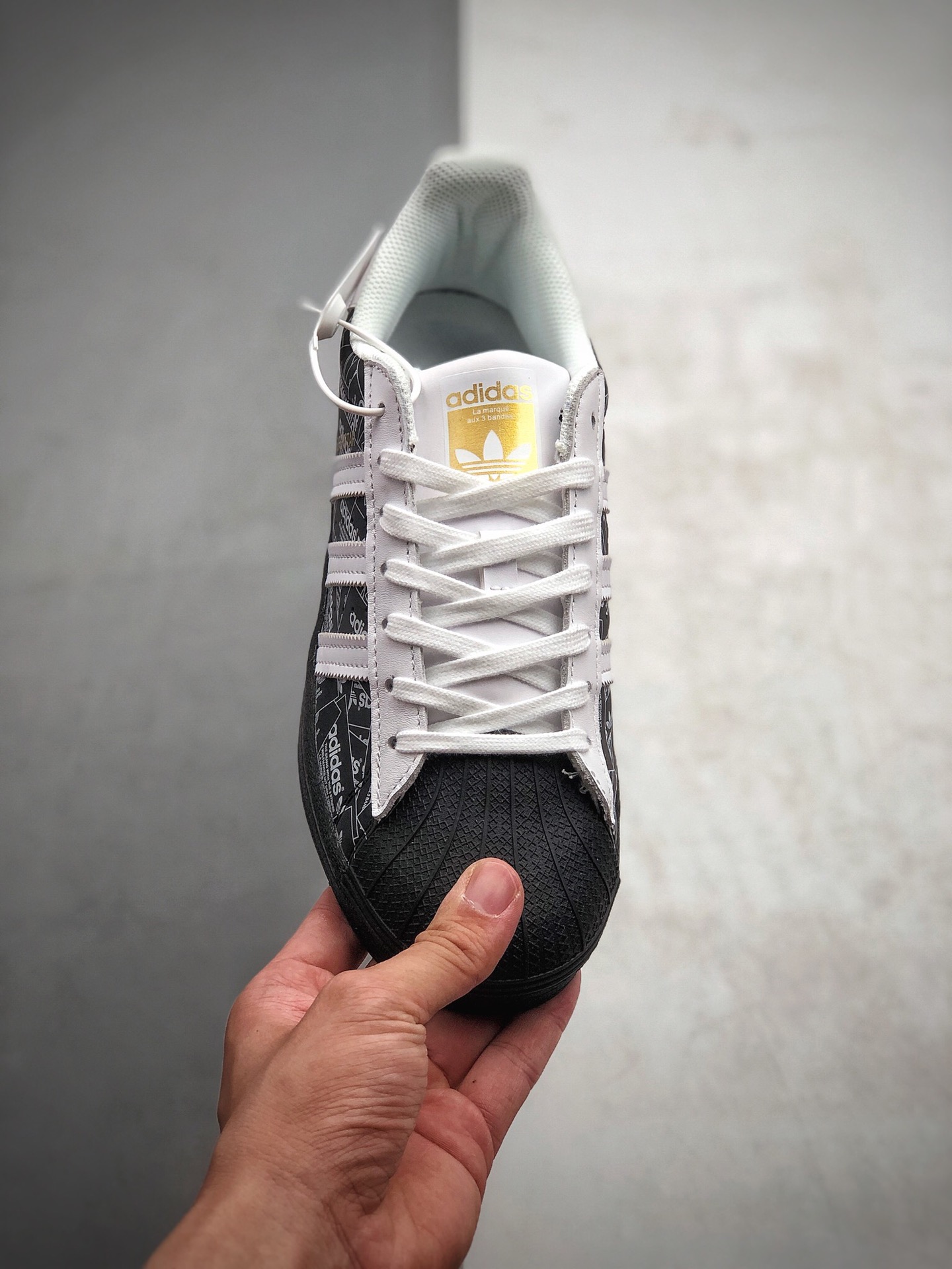 160  贝壳头50周年 adidas originals Superstar 满印logo 3M反光炸街款 陈奕迅代言款 三叶草 SUPERSTAR男女经典运动鞋 货号：FV2820