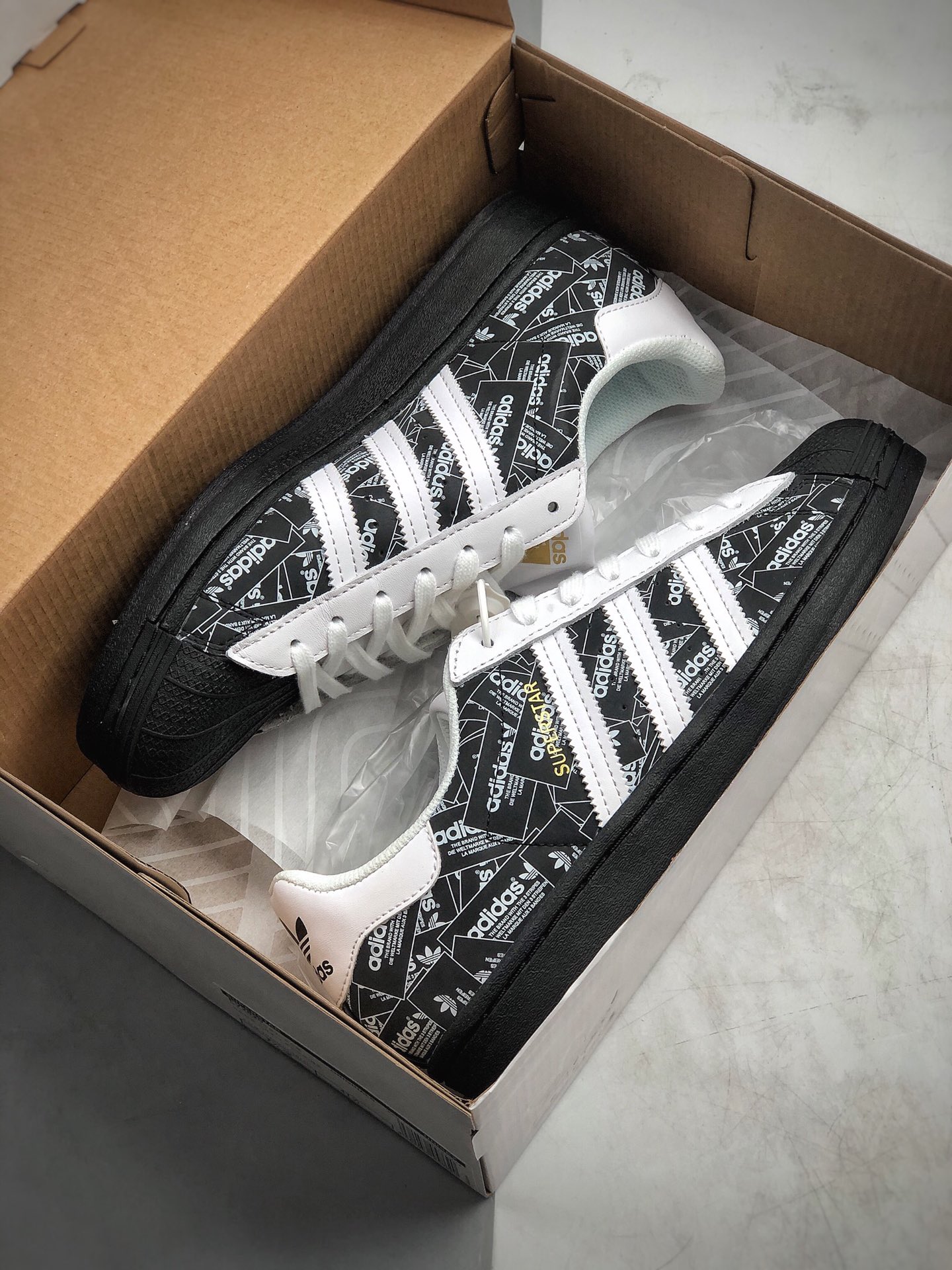 160  贝壳头50周年 adidas originals Superstar 满印logo 3M反光炸街款 陈奕迅代言款 三叶草 SUPERSTAR男女经典运动鞋 货号：FV2820