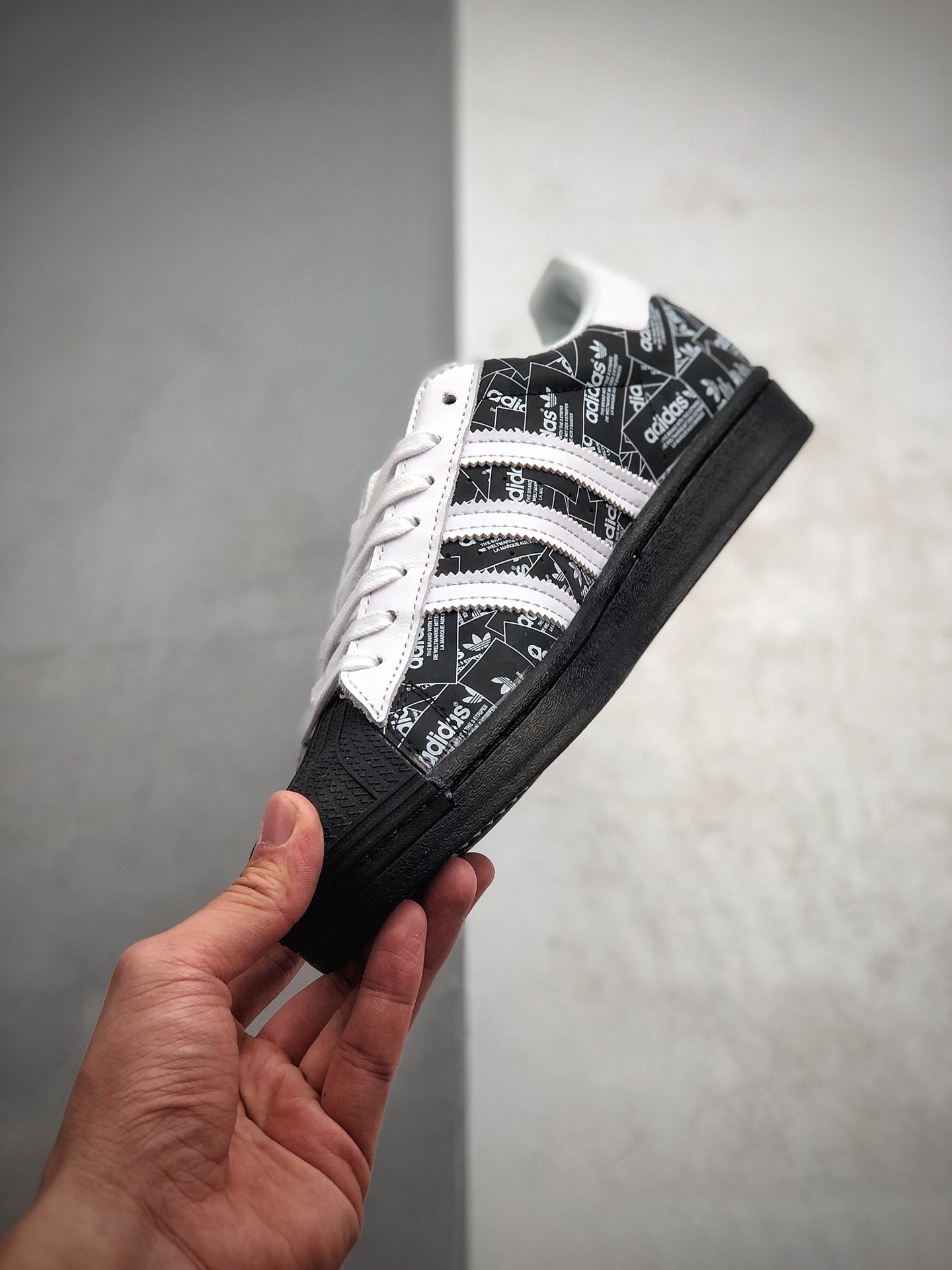 160  贝壳头50周年 adidas originals Superstar 满印logo 3M反光炸街款 陈奕迅代言款 三叶草 SUPERSTAR男女经典运动鞋 货号：FV2820