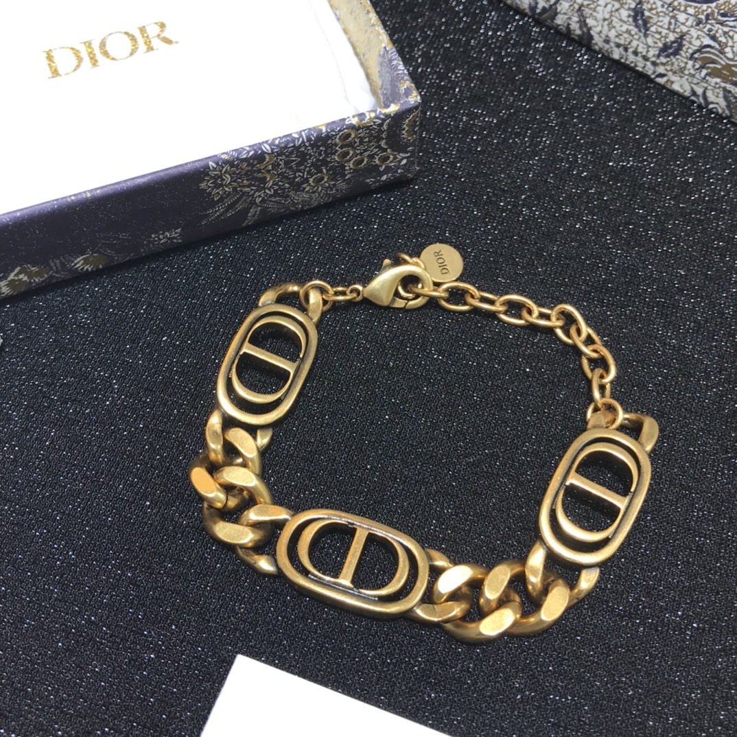 NO:101042,Dior's products must be a fine product!  Use inlaid C D letters combined with interphase chains to better texture Retro style simple and versatile and fashionable Electroplating gold, Dior bracelet, dior, bracelet19860909Dior出品必属精品！ 采用镶入式 C D 字母 与相间链条相结合 质感更好 复古风格简约百搭时尚 电镀古金,Dior手链,dior,bracelet,Jewelry