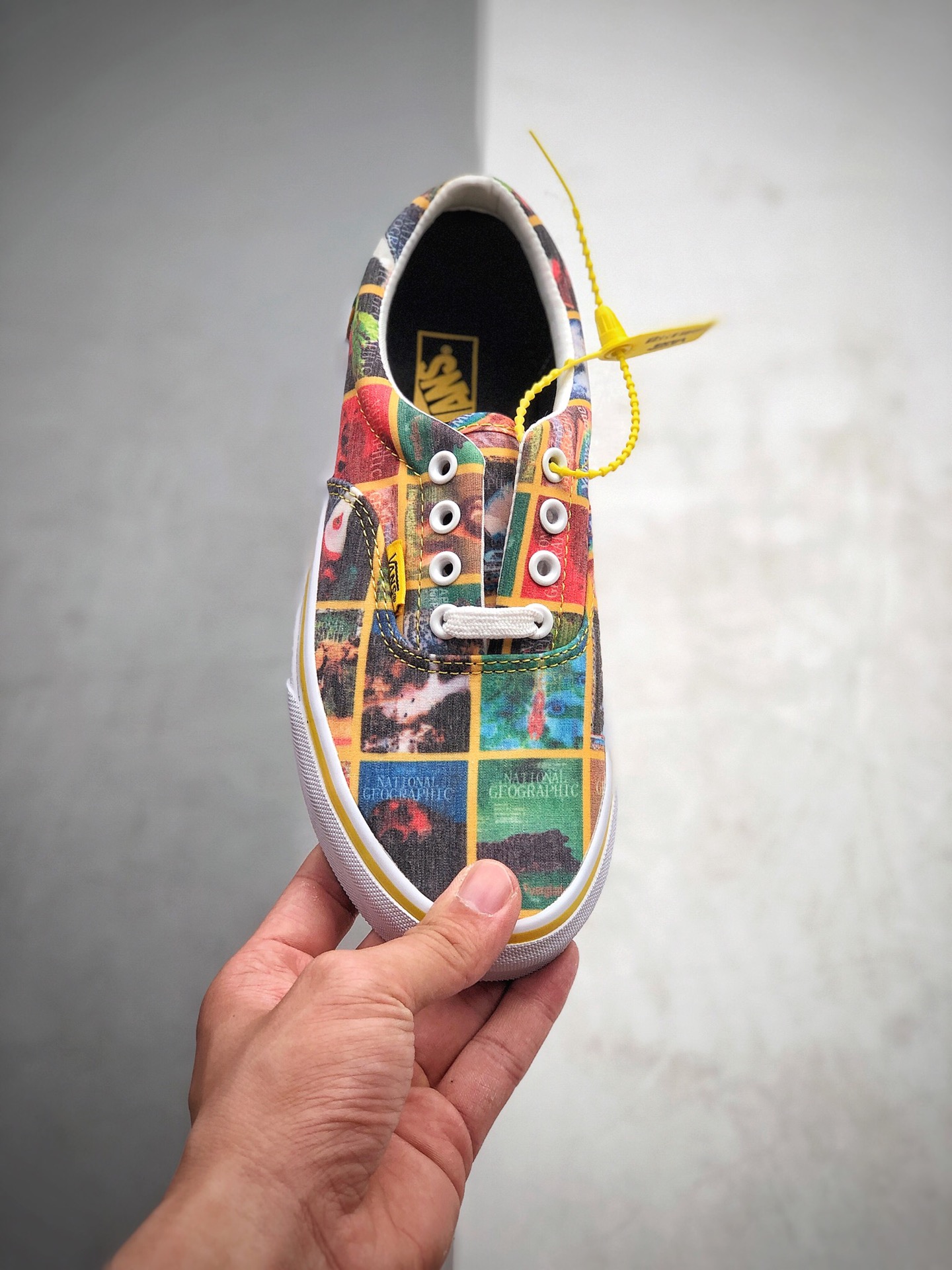 140   《国家地理》x Vans Era 彩色杂志封面印花联名鞋款 官方货号：VNOA4U39WJZ