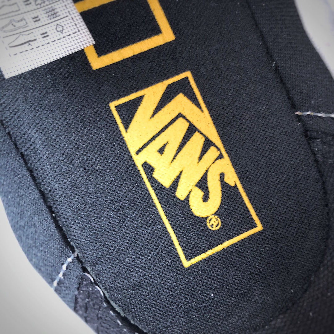 140   《国家地理》x Vans Era 彩色杂志封面印花联名鞋款 官方货号：VNOA4U39WJZ