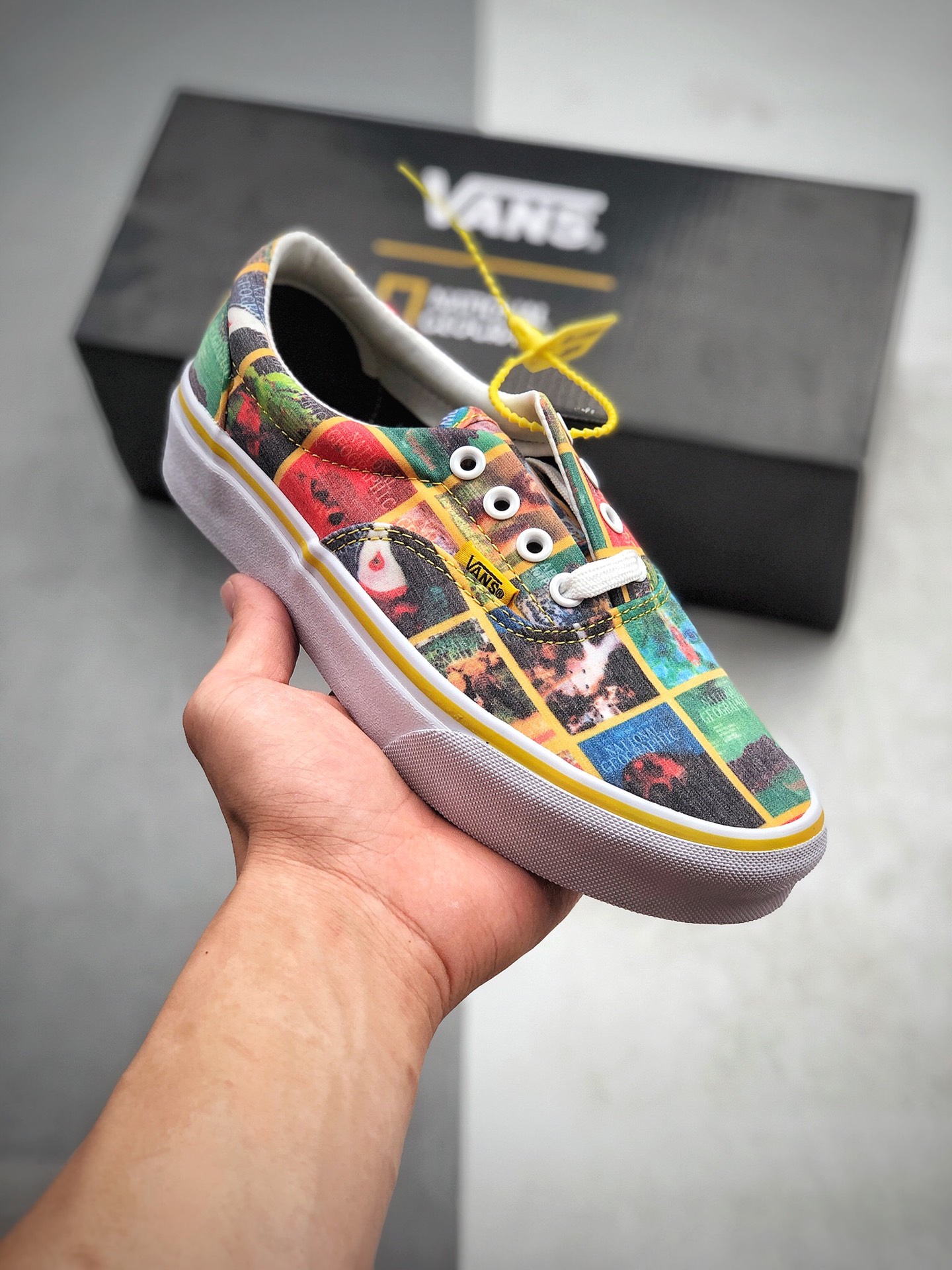 140   《国家地理》x Vans Era 彩色杂志封面印花联名鞋款 官方货号：VNOA4U39WJZ