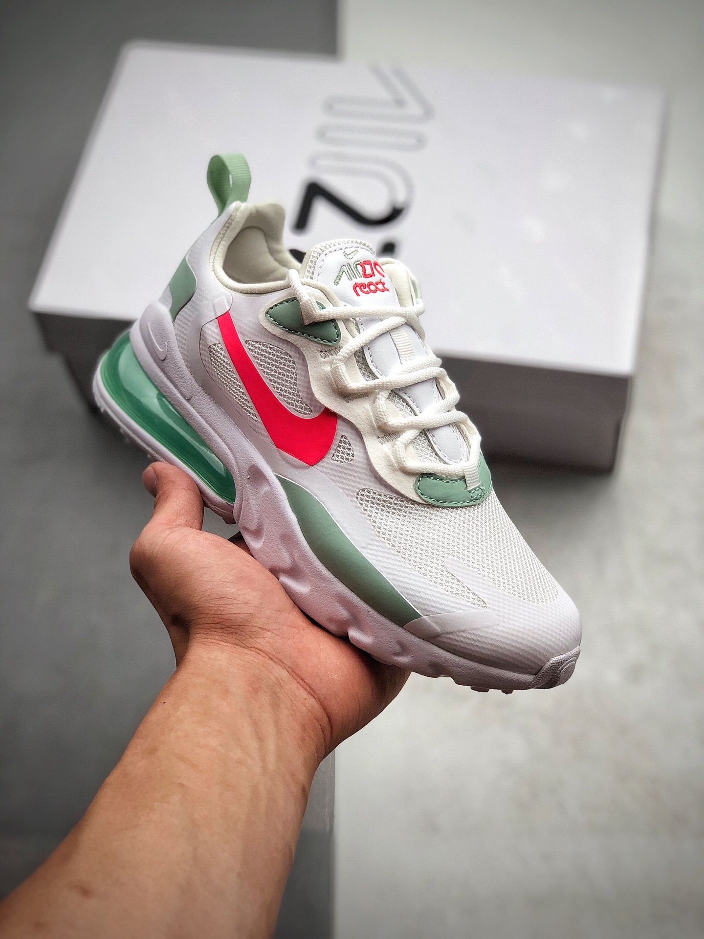 200  NIKE AIR MAX 270气垫缓震跑步运动鞋 穿上 Nike Air Max 270 React 女子运动鞋CV3025 100