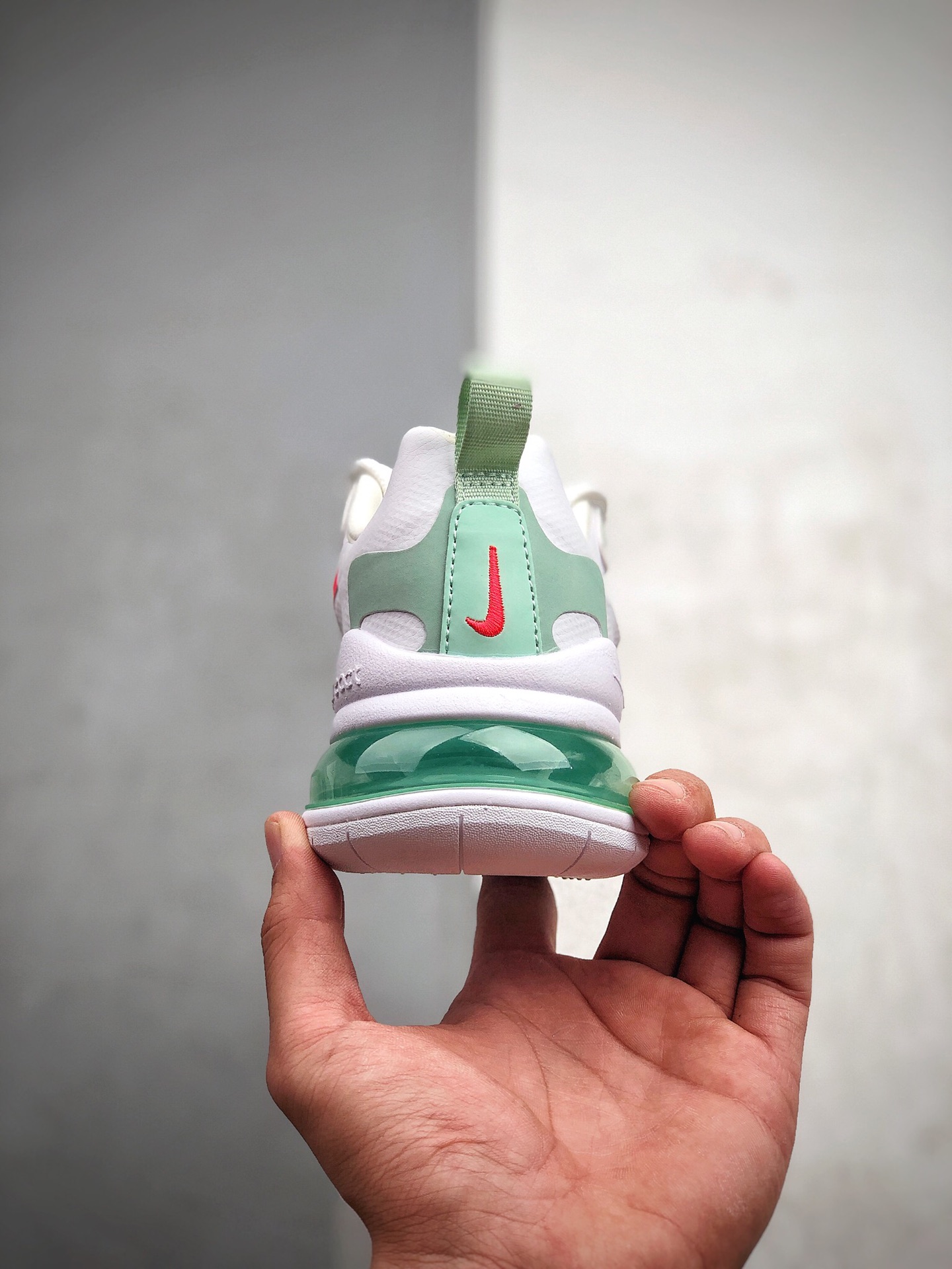200  NIKE AIR MAX 270气垫缓震跑步运动鞋 穿上 Nike Air Max 270 React 女子运动鞋CV3025 100