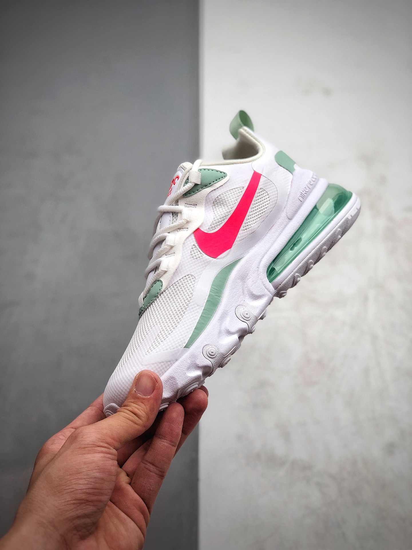 200  NIKE AIR MAX 270气垫缓震跑步运动鞋 穿上 Nike Air Max 270 React 女子运动鞋CV3025 100