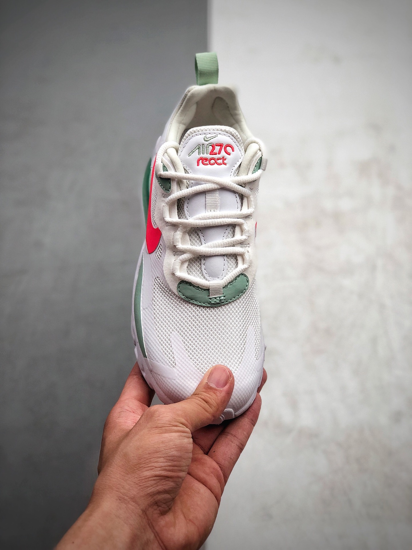 200  NIKE AIR MAX 270气垫缓震跑步运动鞋 穿上 Nike Air Max 270 React 女子运动鞋CV3025 100