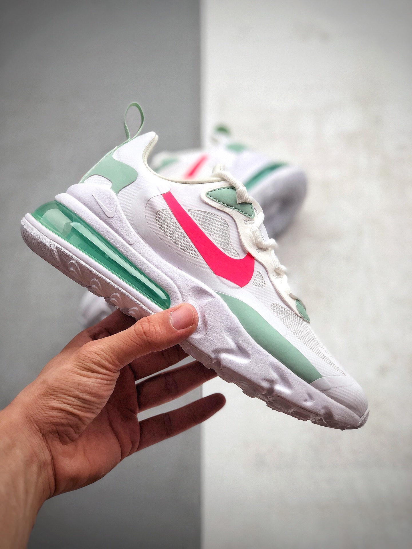 200  NIKE AIR MAX 270气垫缓震跑步运动鞋 穿上 Nike Air Max 270 React 女子运动鞋CV3025 100