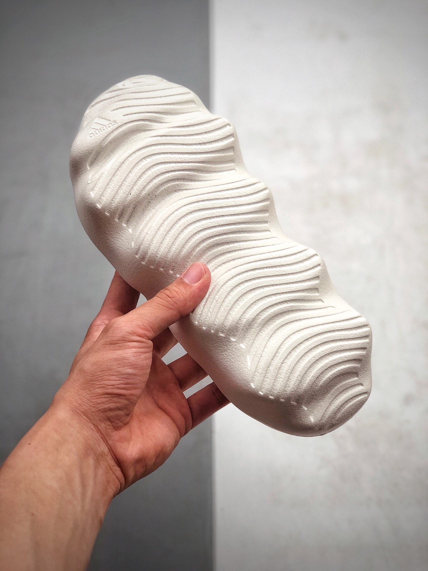 110  侃爷再度联乘Kanye West x Adidas Yeezy 450 Slide”White”450异型火山骨架系列椰子户外风格沙滩涉水百搭运动穿搭拖鞋“石膏白”